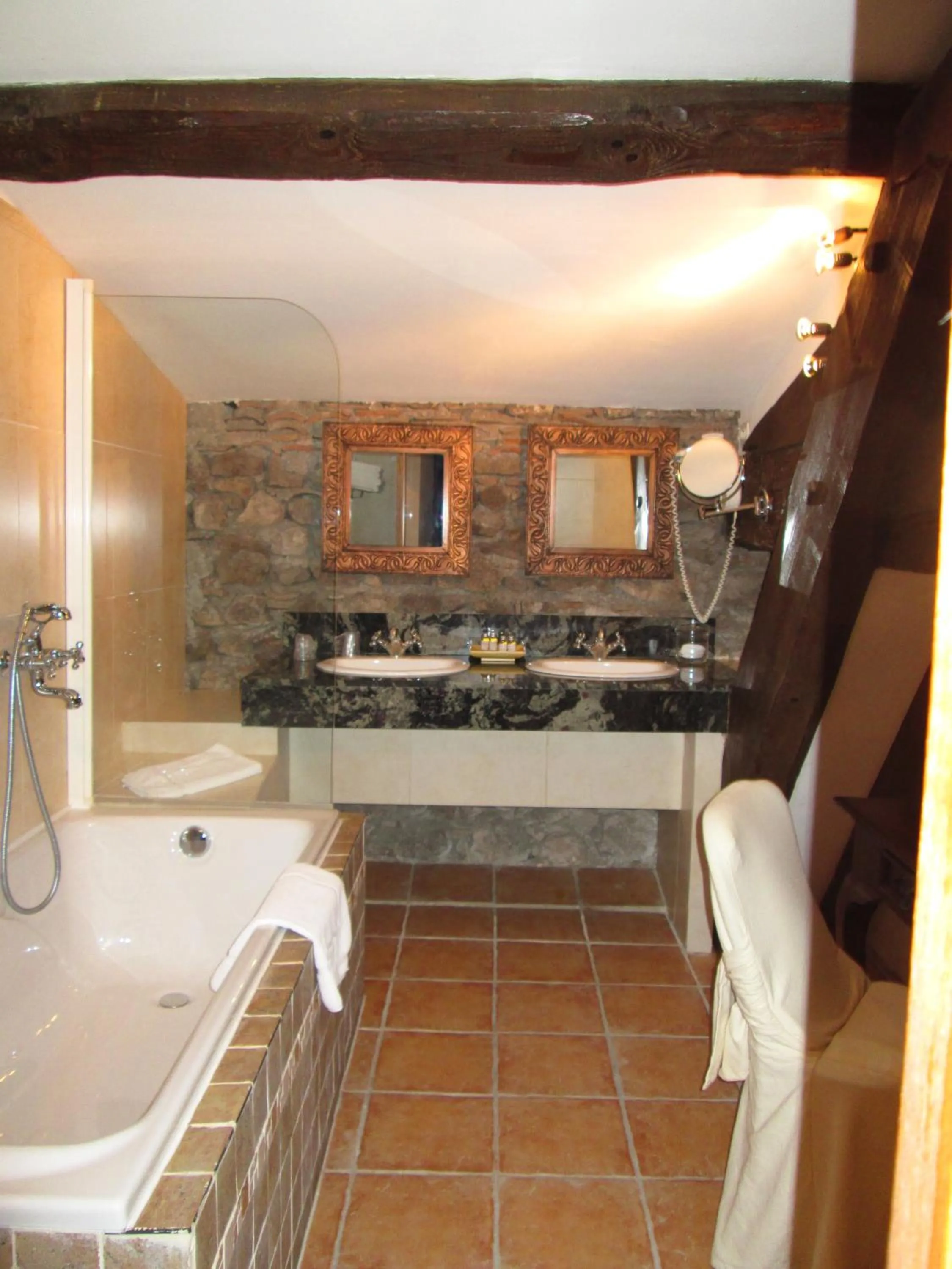 Bathroom in Château de Floure - SPA et piscine extérieure chauffée