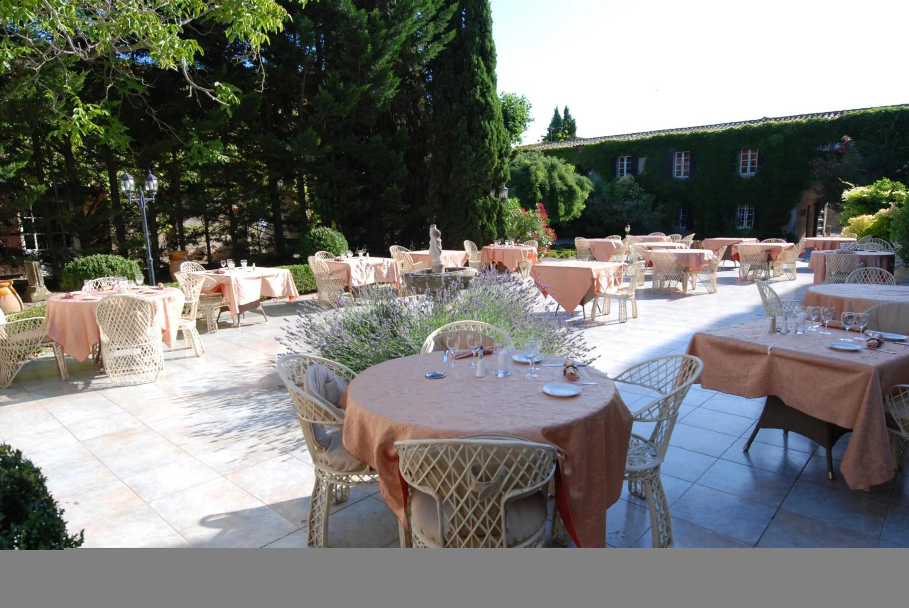 Restaurant/places to eat in Château de Floure - SPA et piscine extérieure chauffée