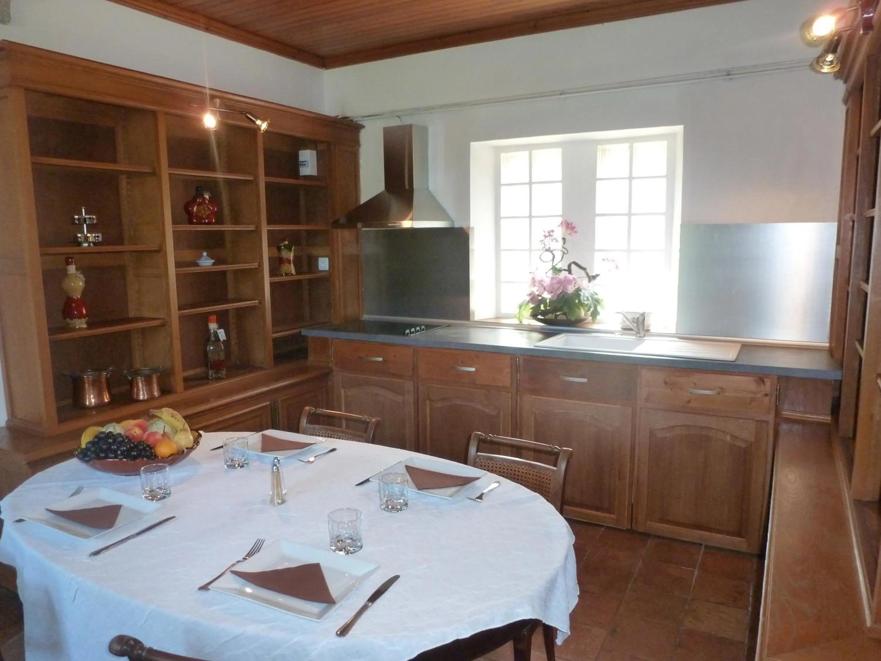 Dining area in Château de Floure - SPA et piscine extérieure chauffée