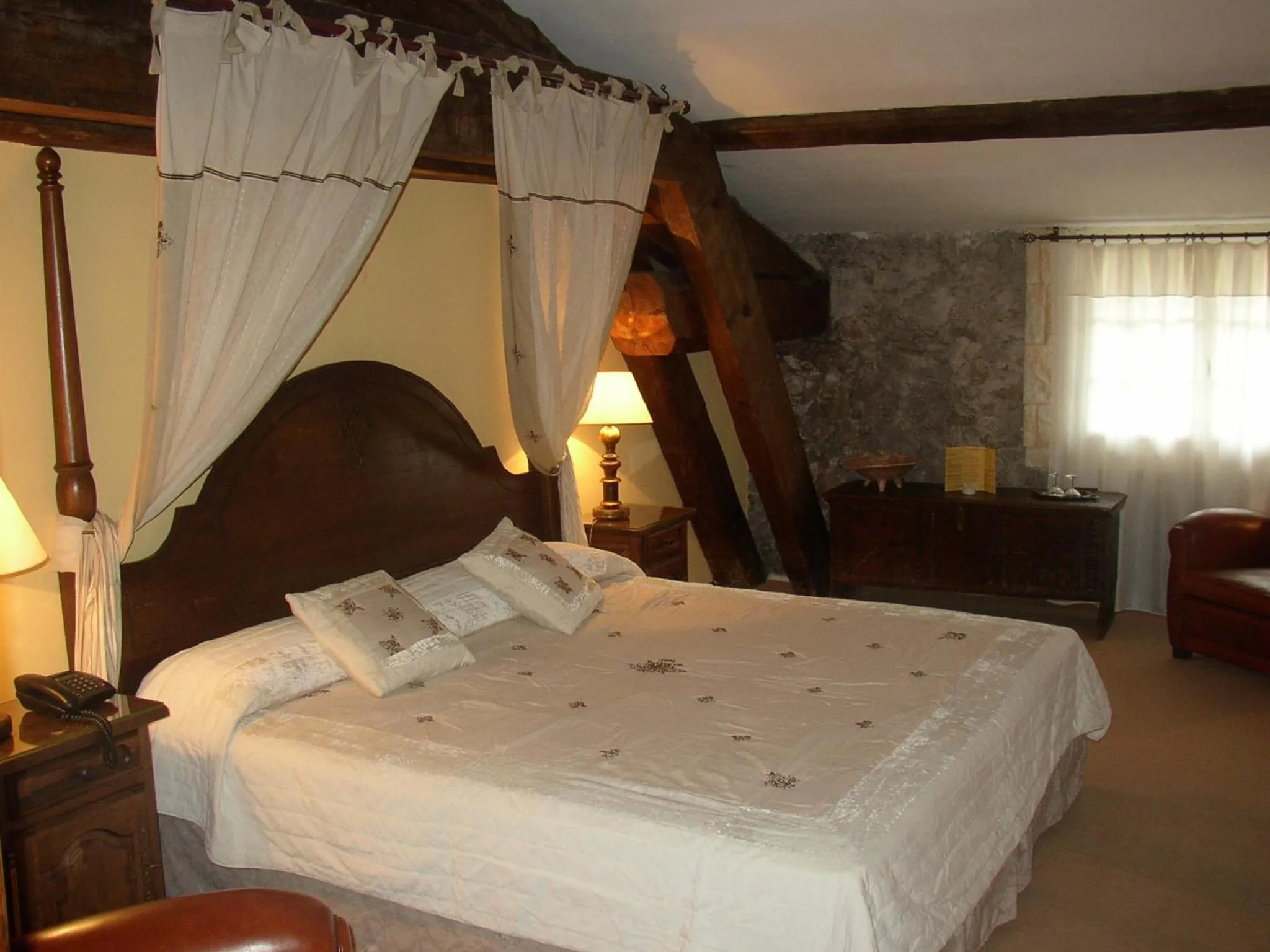 Photo of the whole room, Bed in Château de Floure - SPA et piscine extérieure chauffée