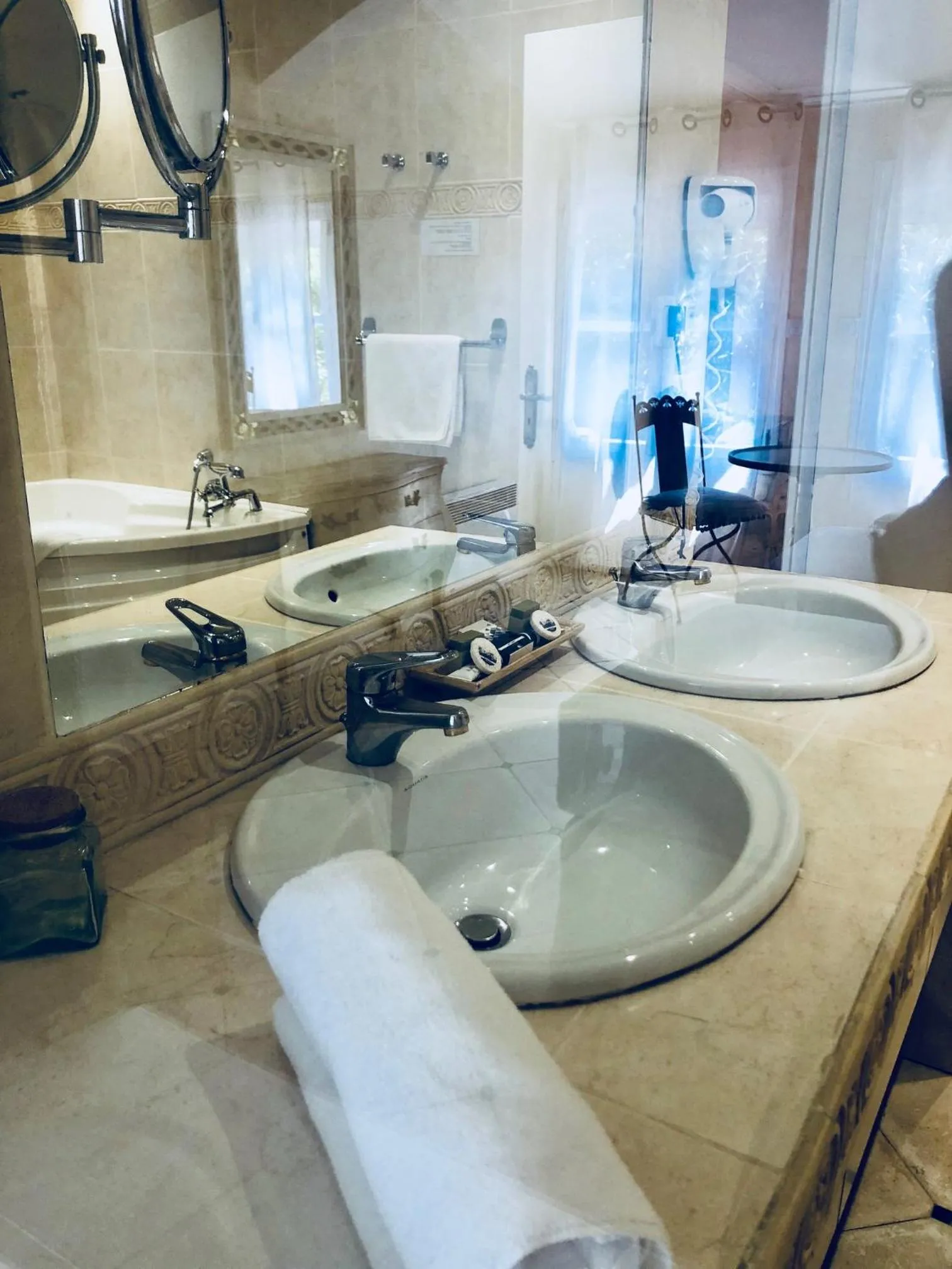 Bathroom in Château de Floure - SPA et piscine extérieure chauffée