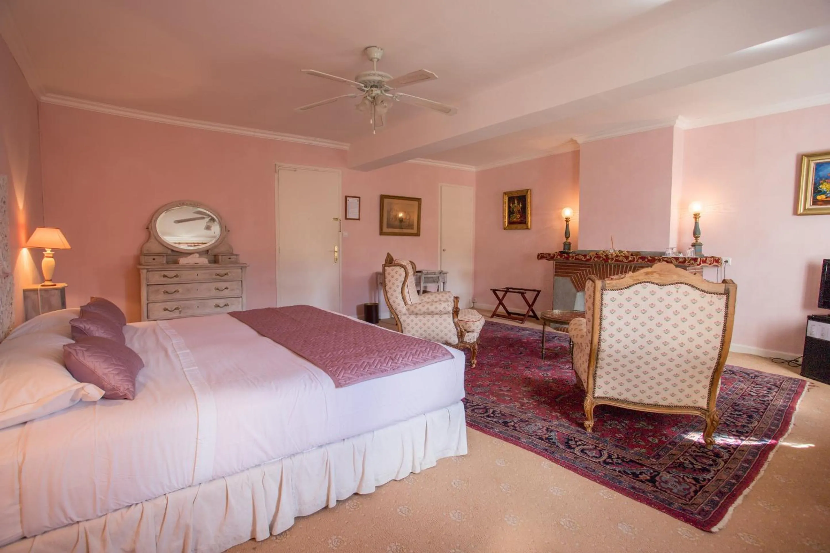 Mountain view, Bed in Château de Floure - SPA et piscine extérieure chauffée
