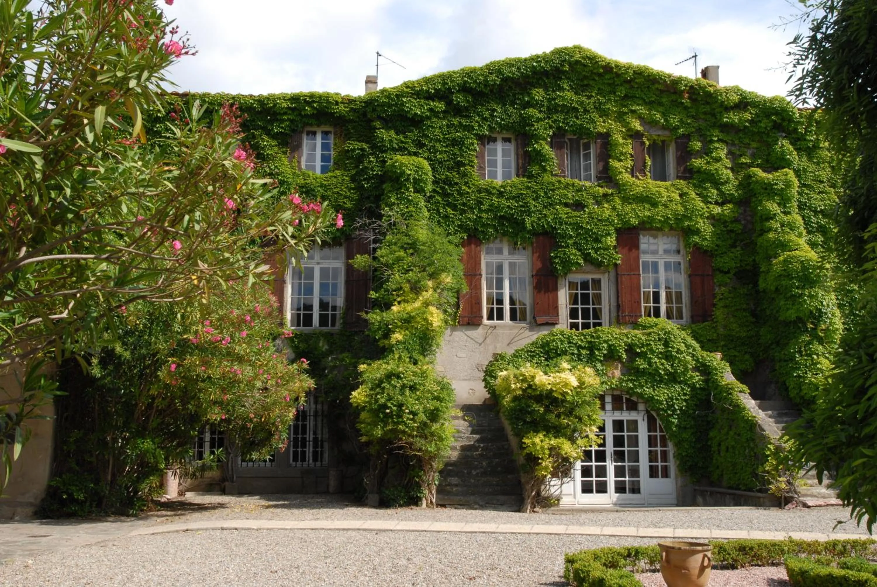 Facade/entrance in Château de Floure - SPA et piscine extérieure chauffée