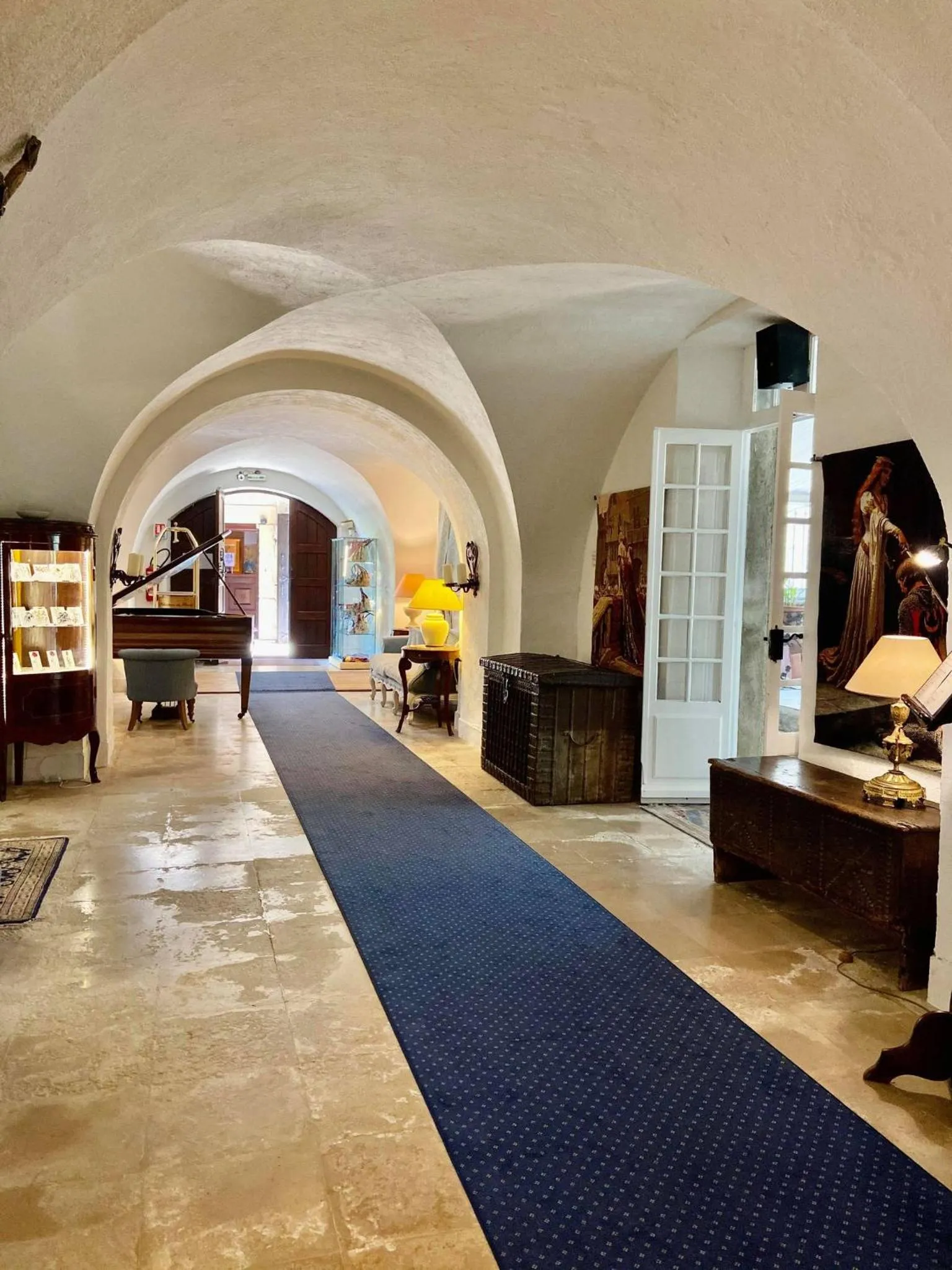 Lobby or reception in Château de Floure - SPA et piscine extérieure chauffée