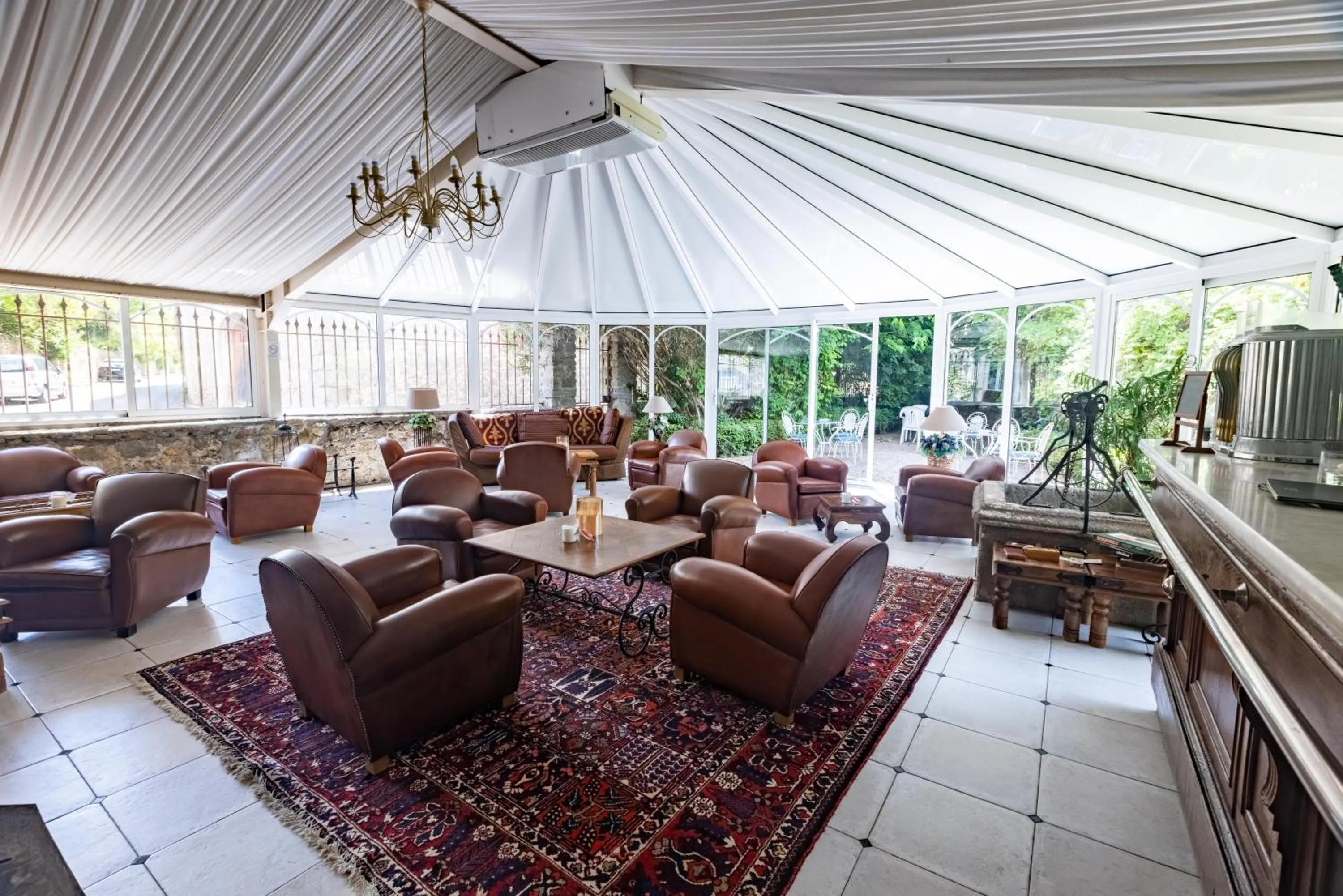 Lounge or bar in Château de Floure - SPA et piscine extérieure chauffée