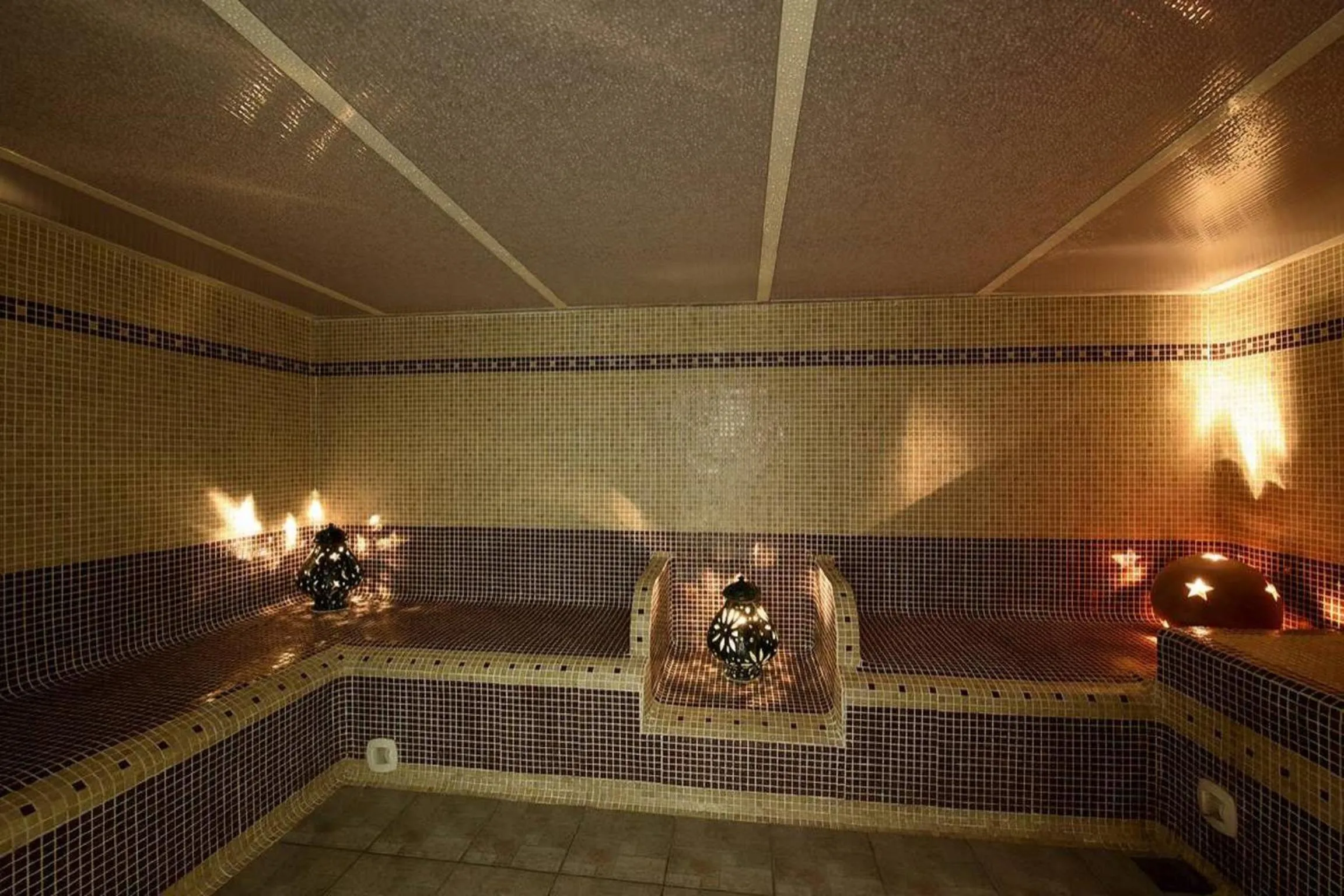 Steam room in Château de Floure - SPA et piscine extérieure chauffée