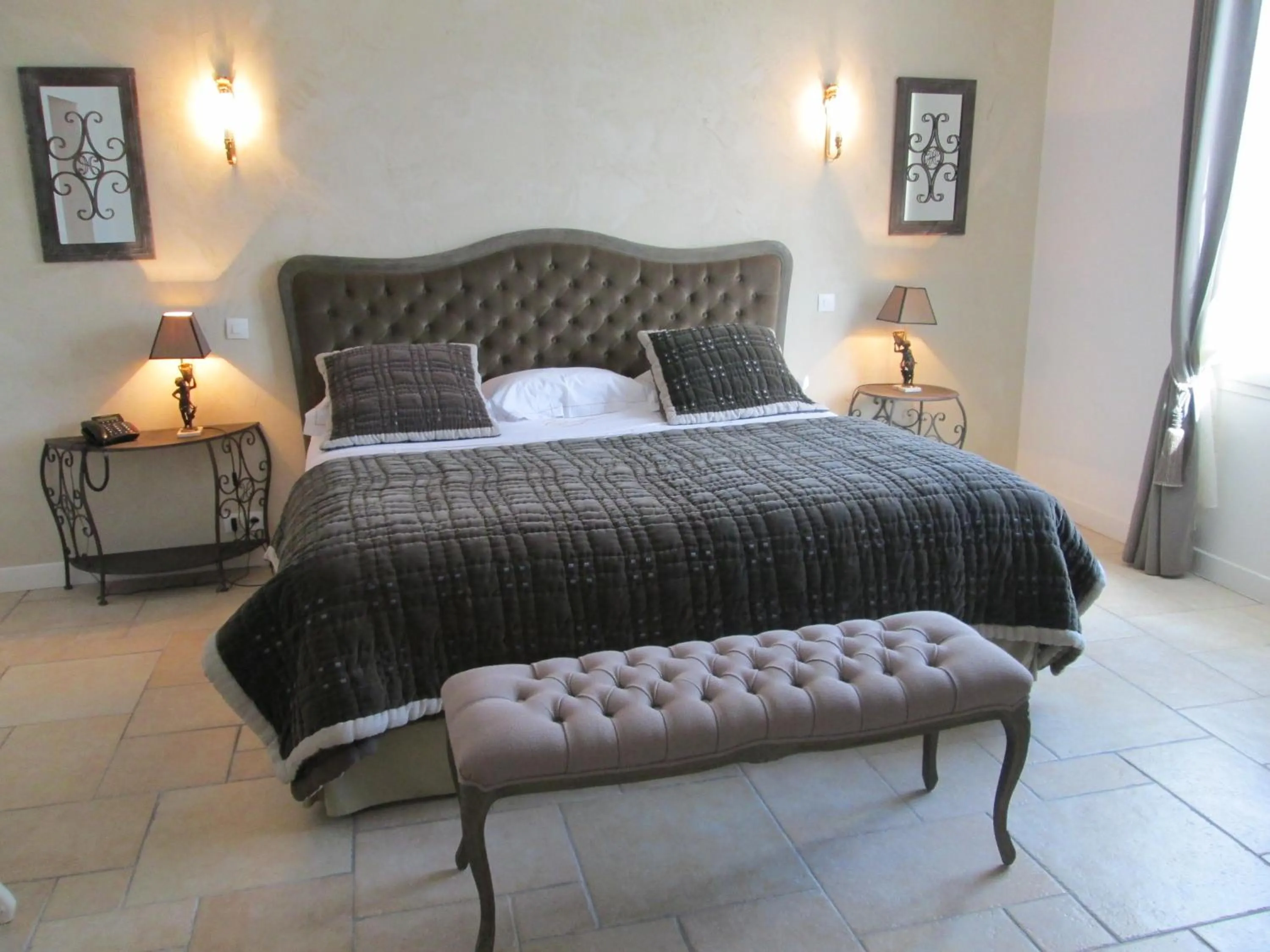 Photo of the whole room, Bed in Château de Floure - SPA et piscine extérieure chauffée