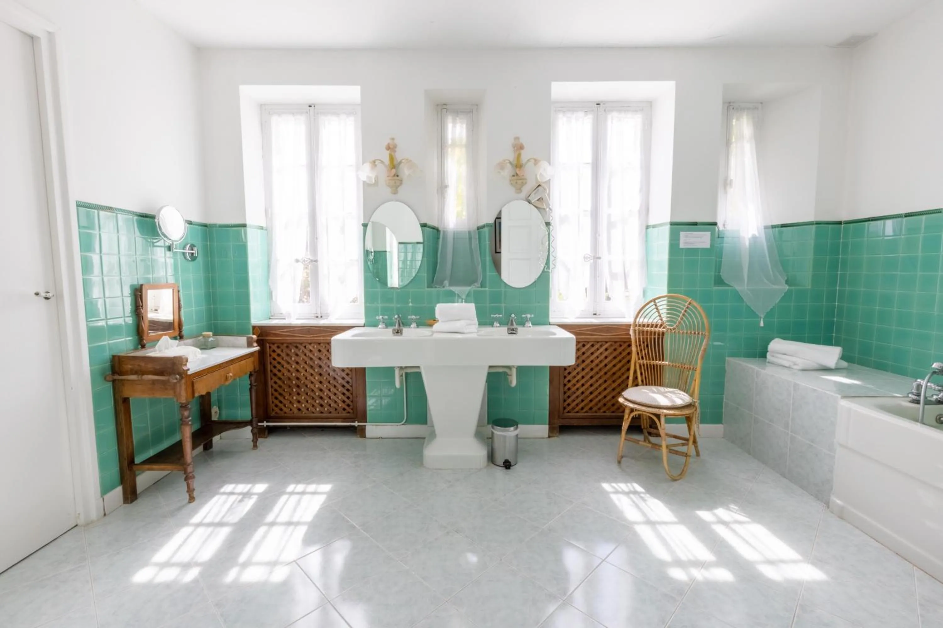 Bathroom in Château de Floure - SPA et piscine extérieure chauffée