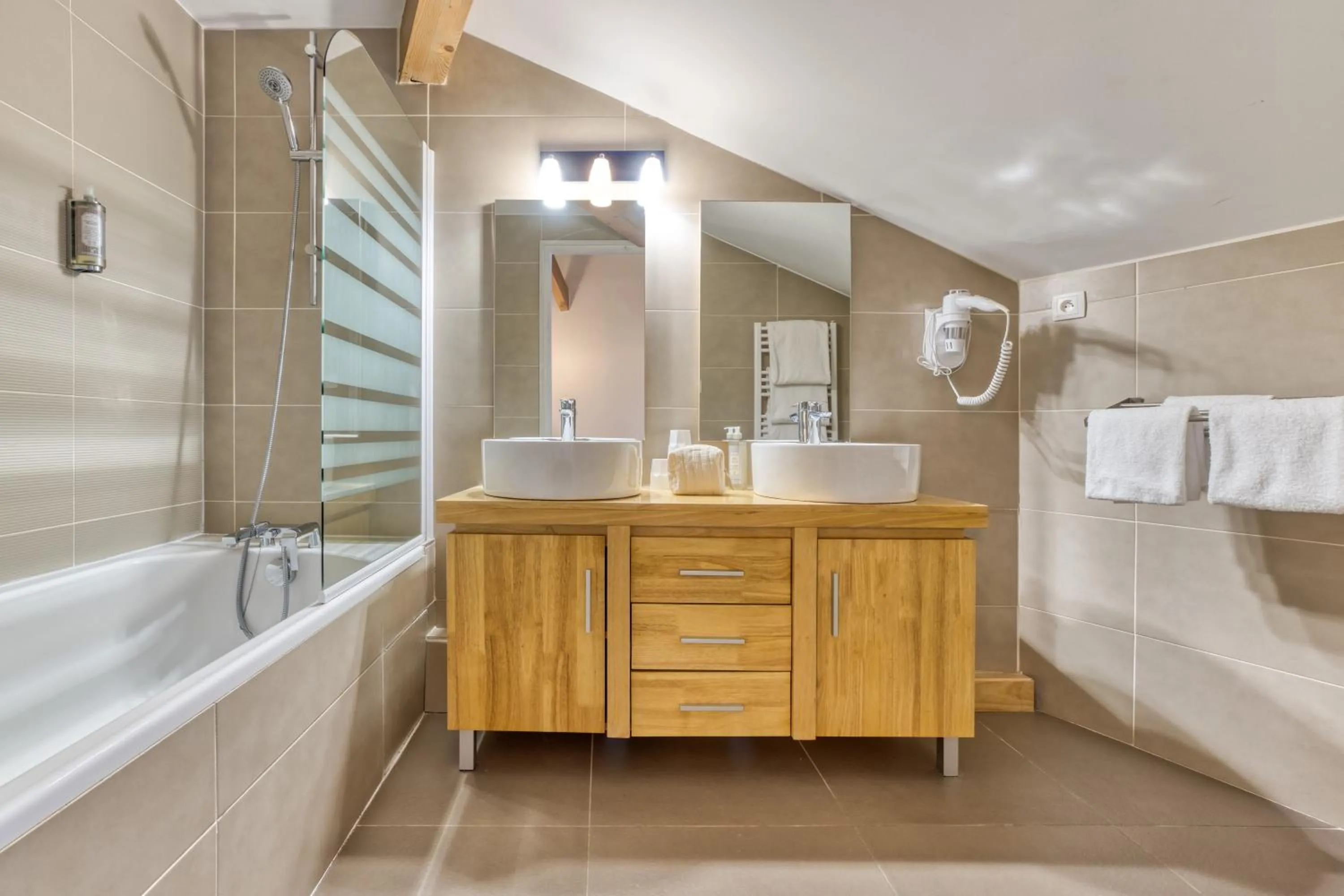 Bathroom in Les Gourmets - Chalet Hotel