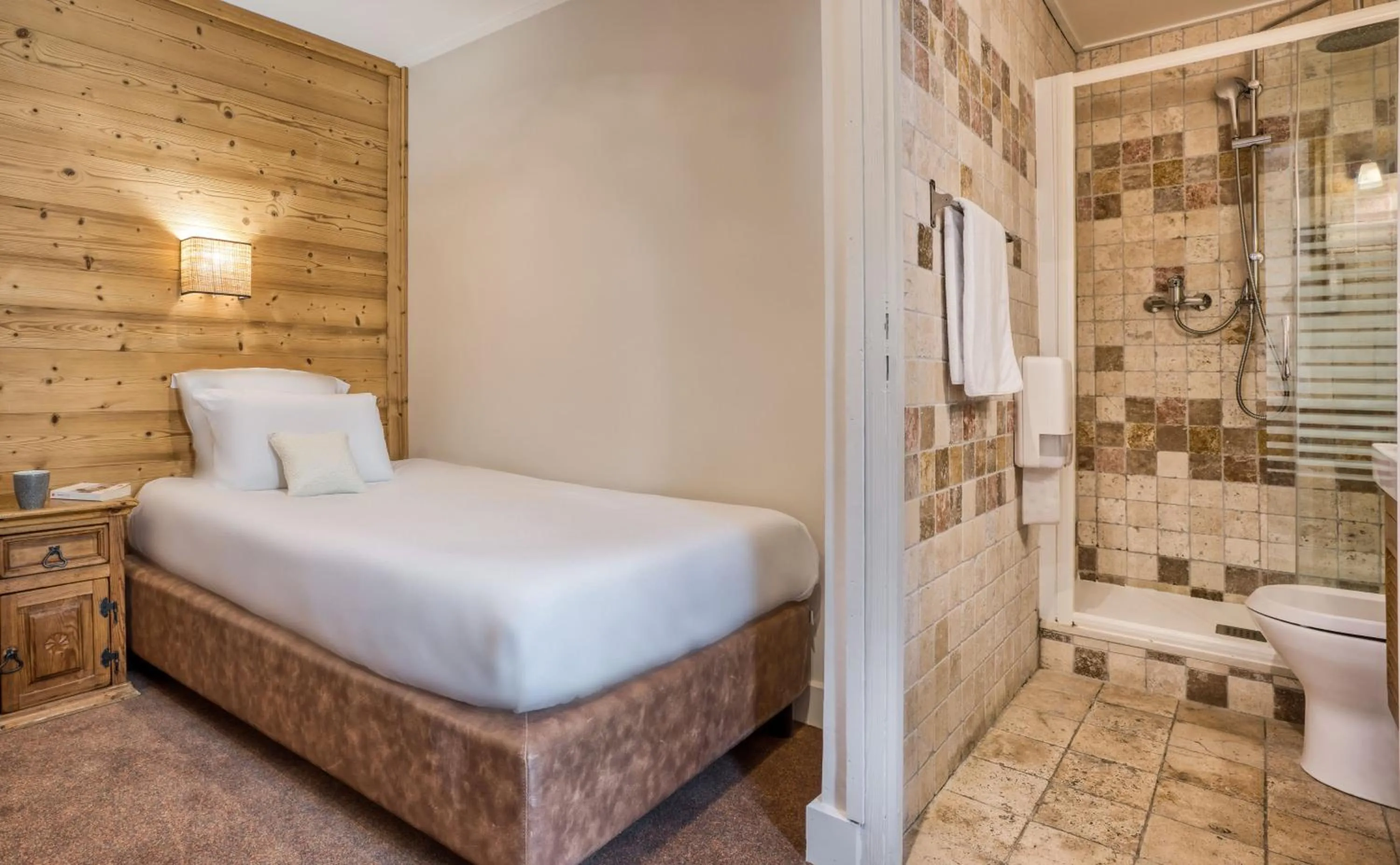 Photo of the whole room, Bed in Hôtel Lyret