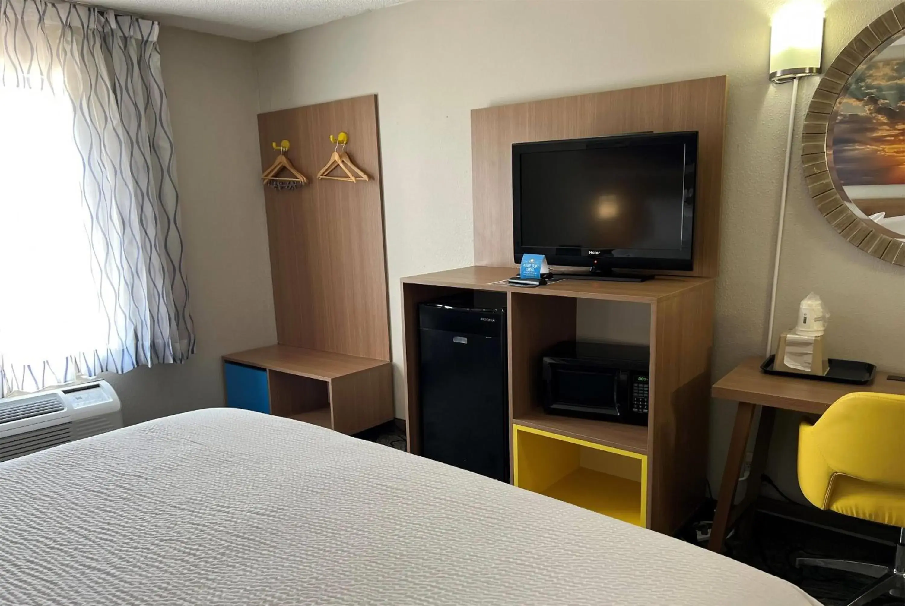 Photo of the whole room, Bed in Days Inn by Wyndham West Des Moines - Clive Photo of the whole room, Bed in Days Inn by Wyndham West Des Moines - Clive