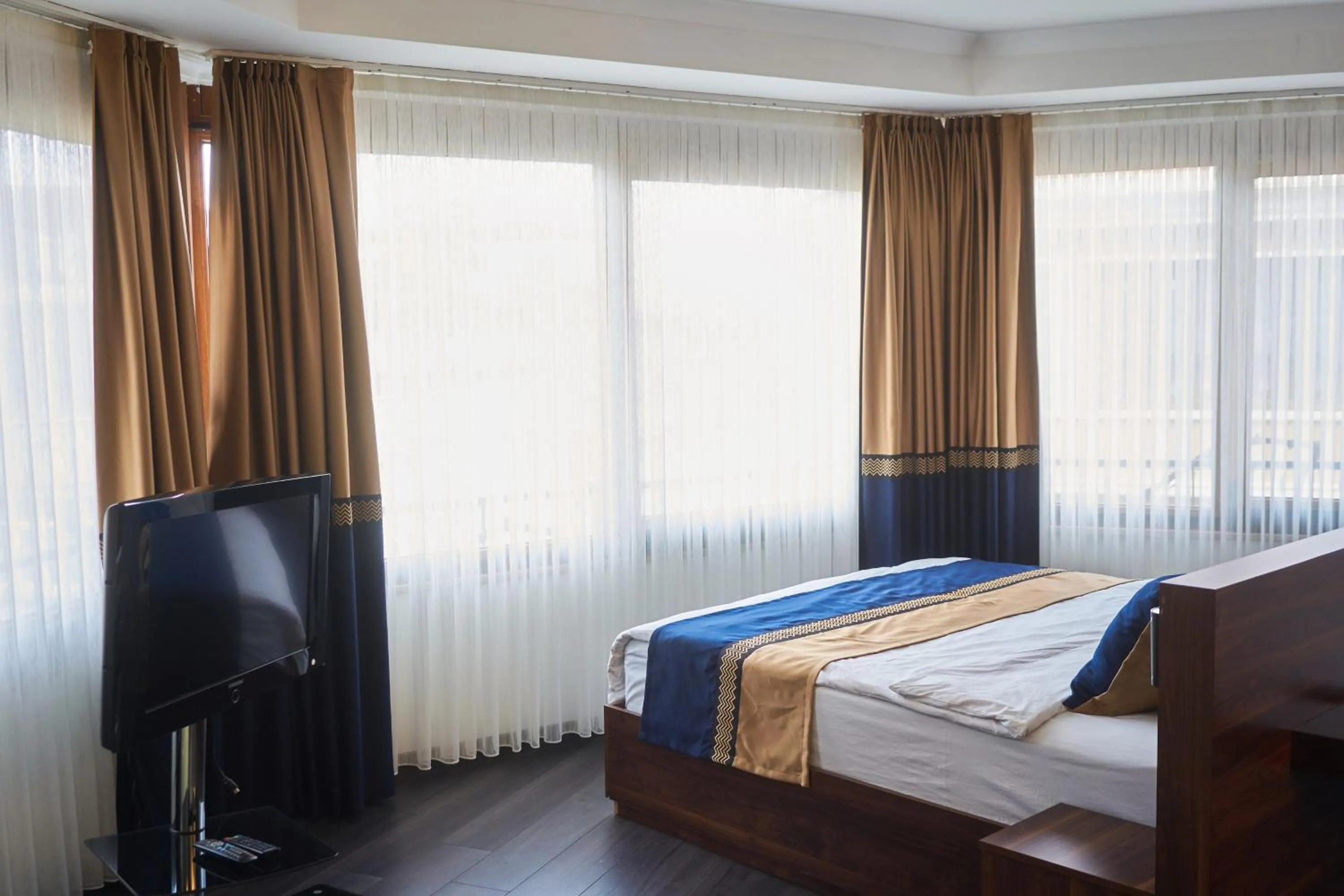 Communal lounge/ TV room in Seven Dreams Hotel