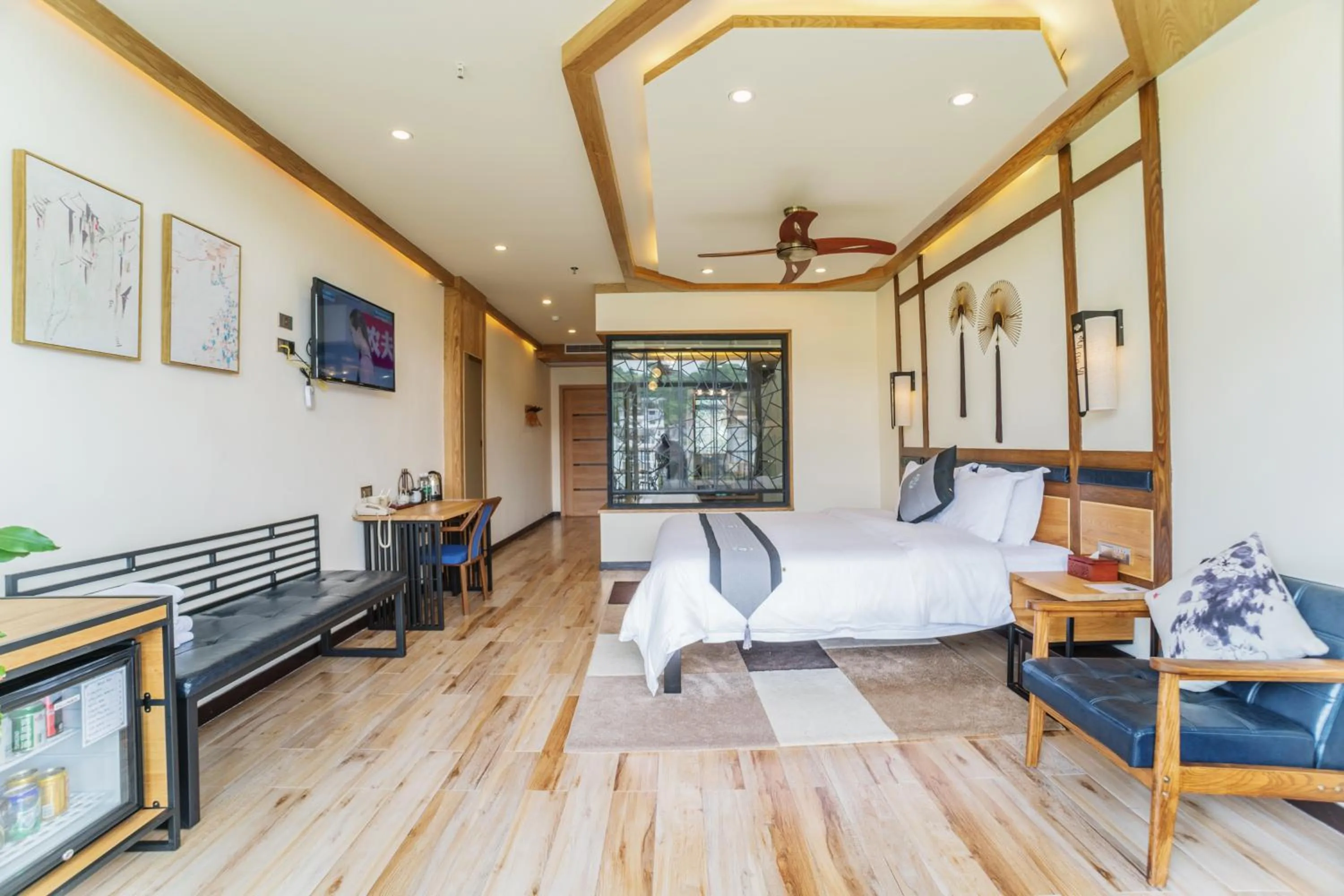 Photo of the whole room, Bed in The Bamboo Leaf Yangshuo