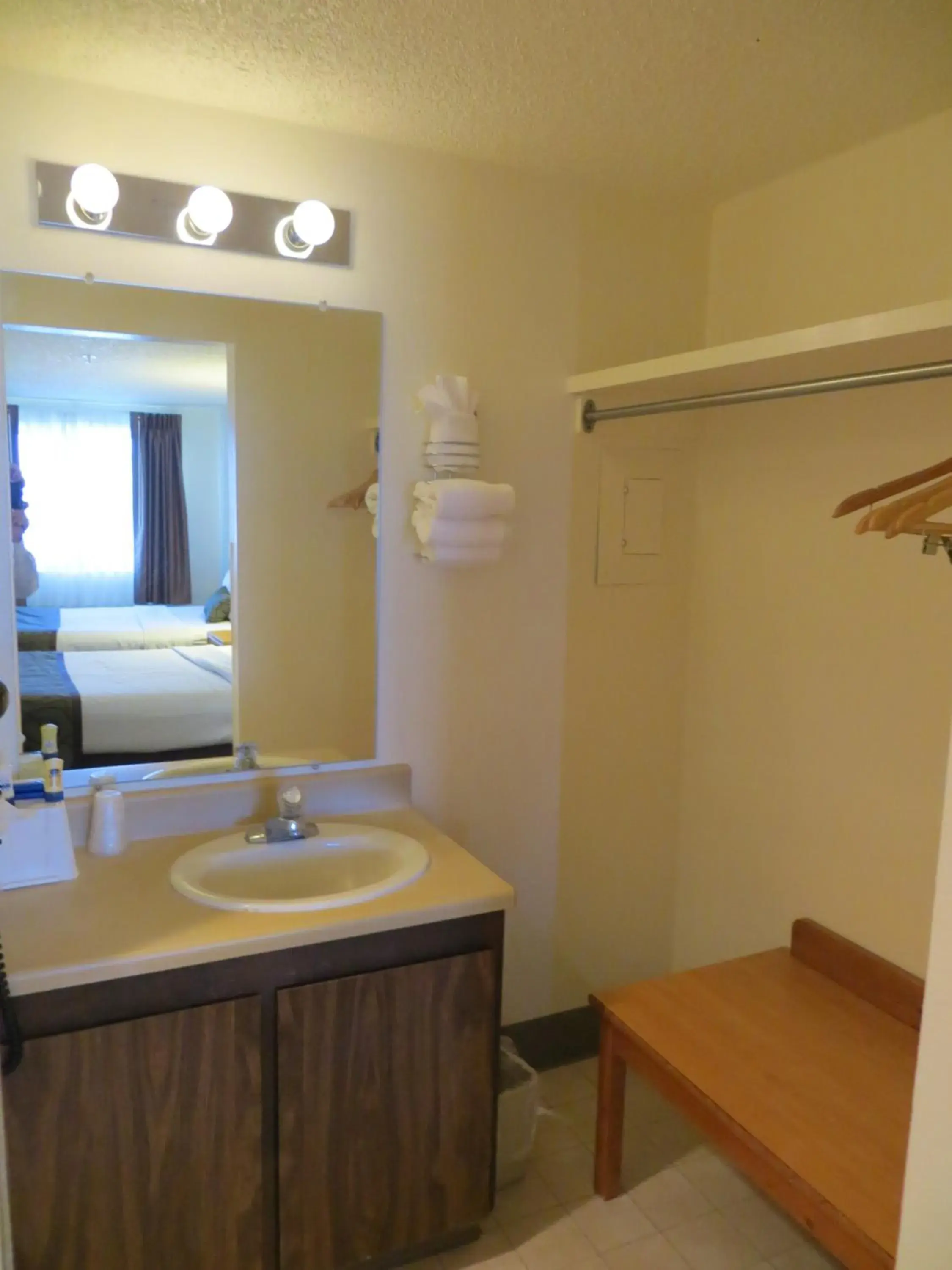 Bathroom, Bed in Bryce View Lodge Part of the Ruby's Inn Resort Bathroom, Bed in Bryce View Lodge Part of the Ruby's Inn Resort