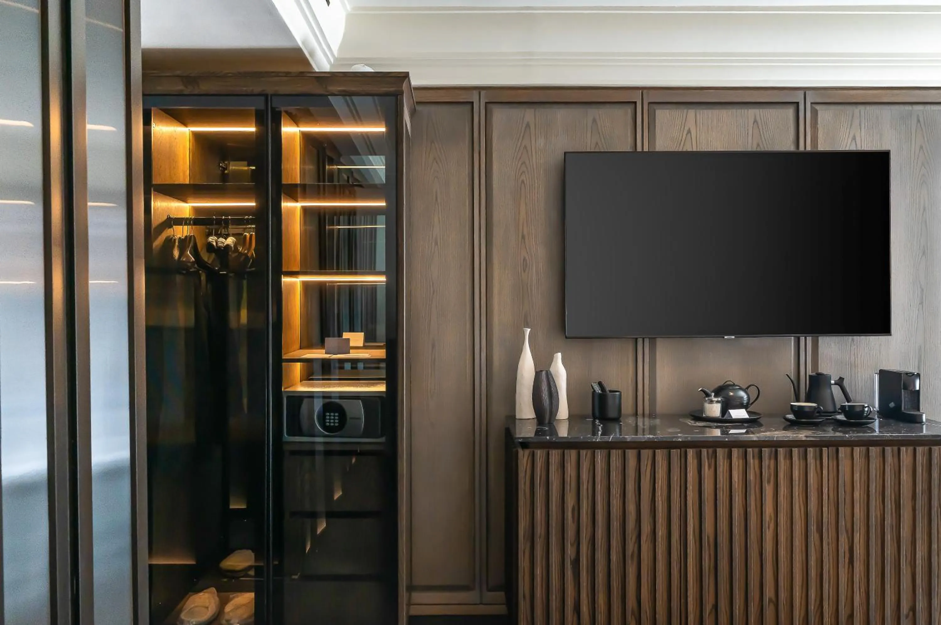 TV and multimedia in The Winston Hotel