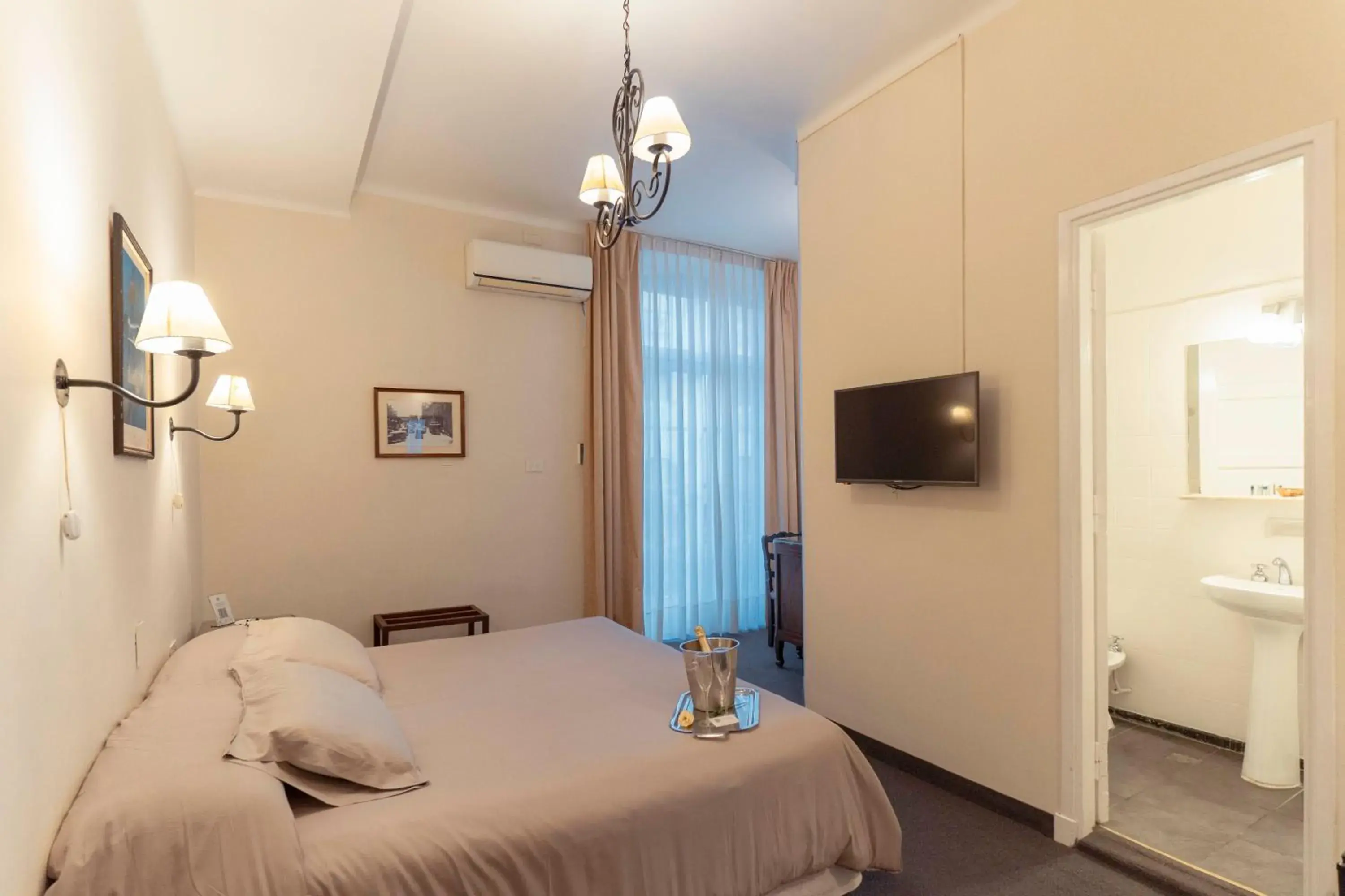 Double Room with Balcony in Hotel Colonial Salta Double Room with Balcony in Hotel Colonial Salta