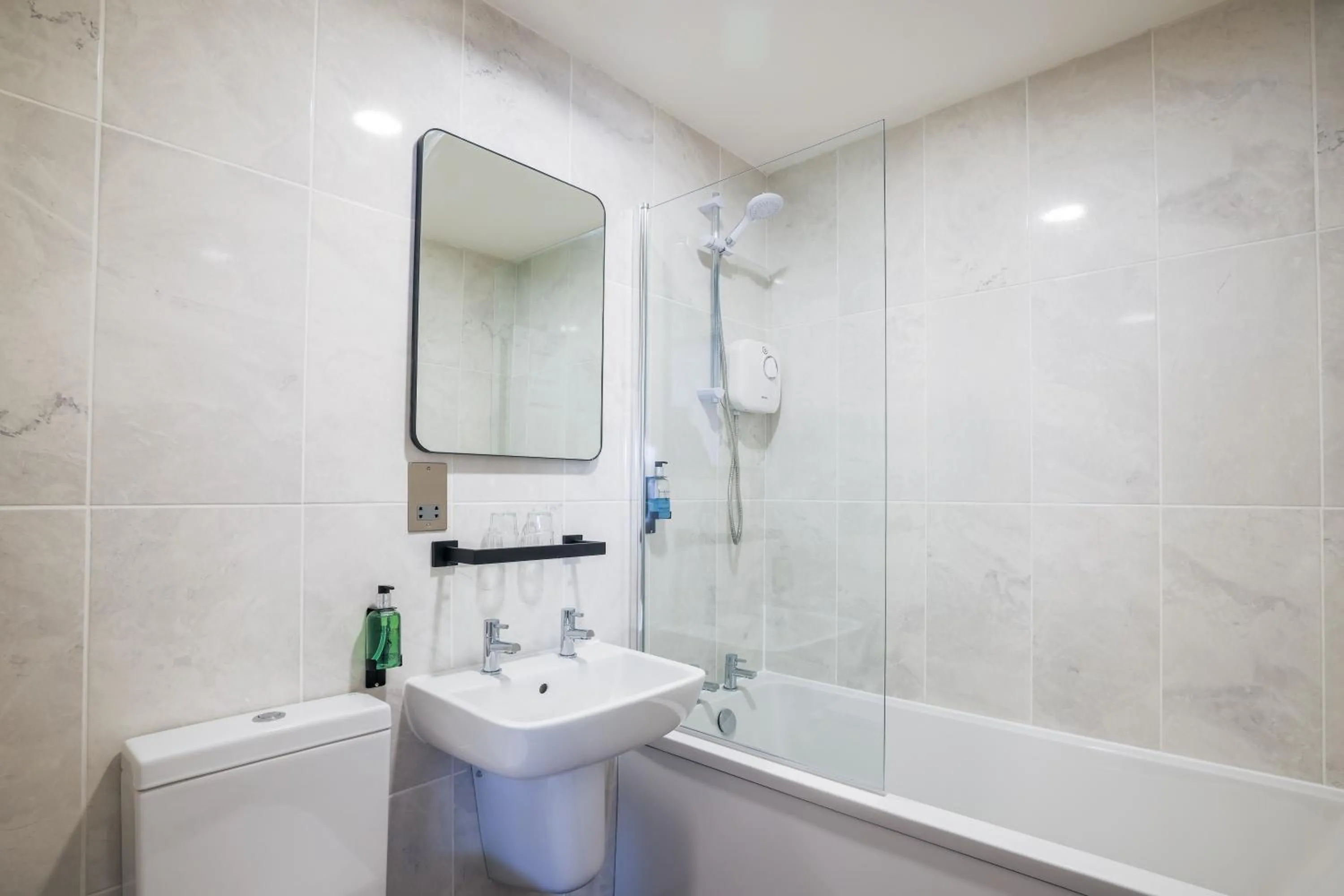 Shower in Stallingborough Grange Hotel