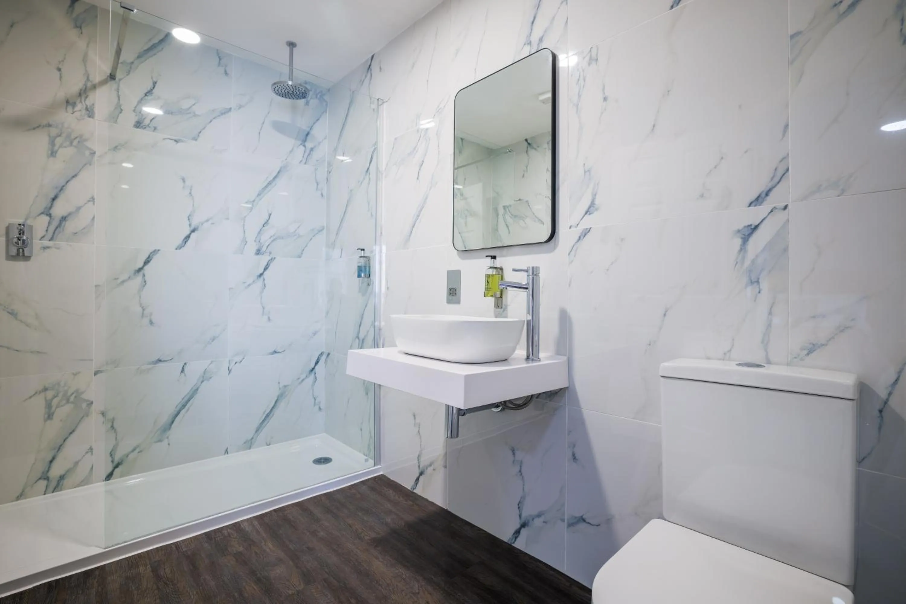 Shower in Stallingborough Grange Hotel