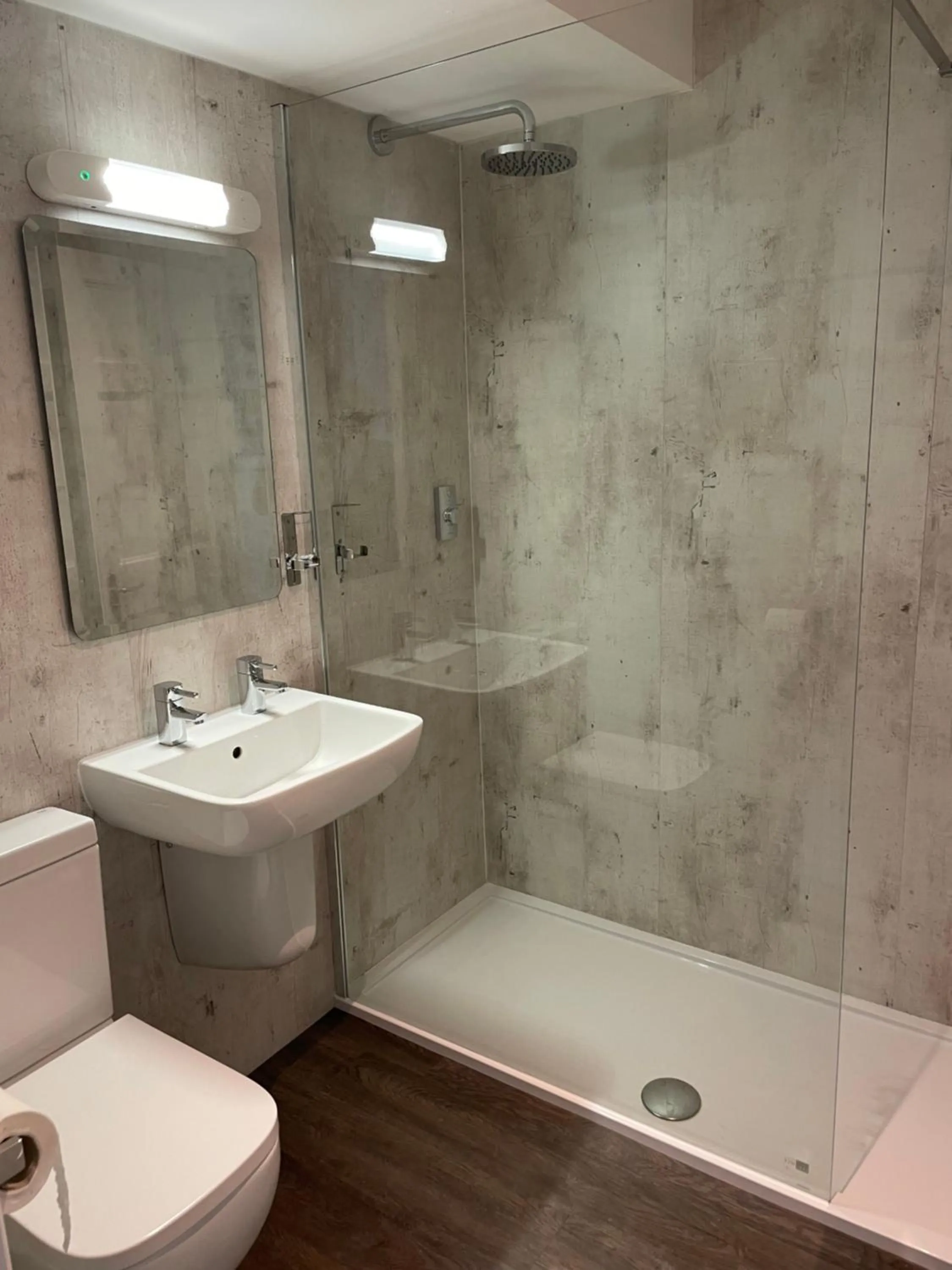 Shower in Stallingborough Grange Hotel