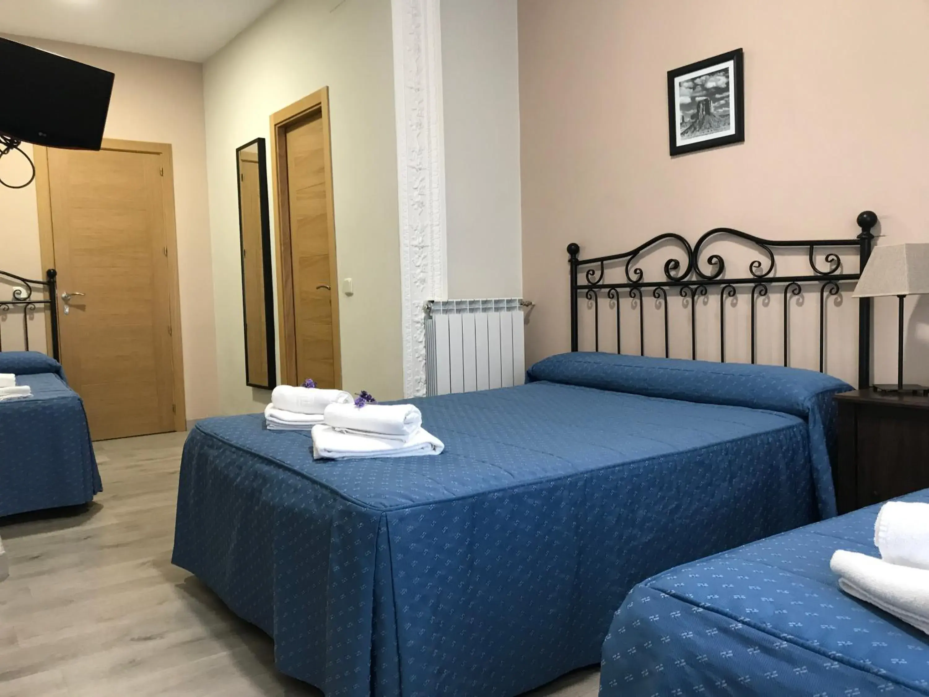 Quadruple Room in Hostal El Pilar Quadruple Room in Hostal El Pilar