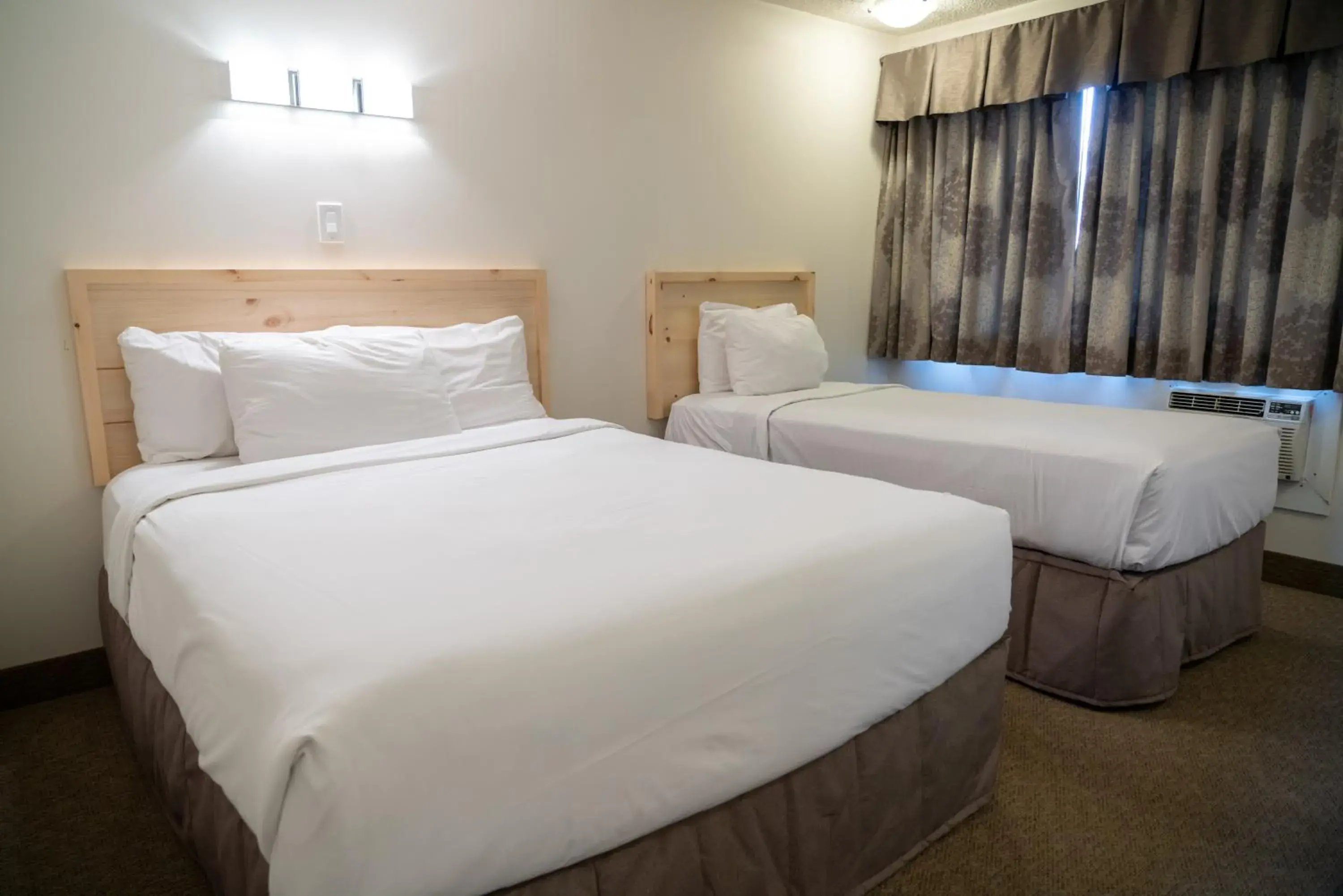 Queen, Twin Room With Kitchen in Rocky Mountain Ski Lodge Queen, Twin Room With Kitchen in Rocky Mountain Ski Lodge