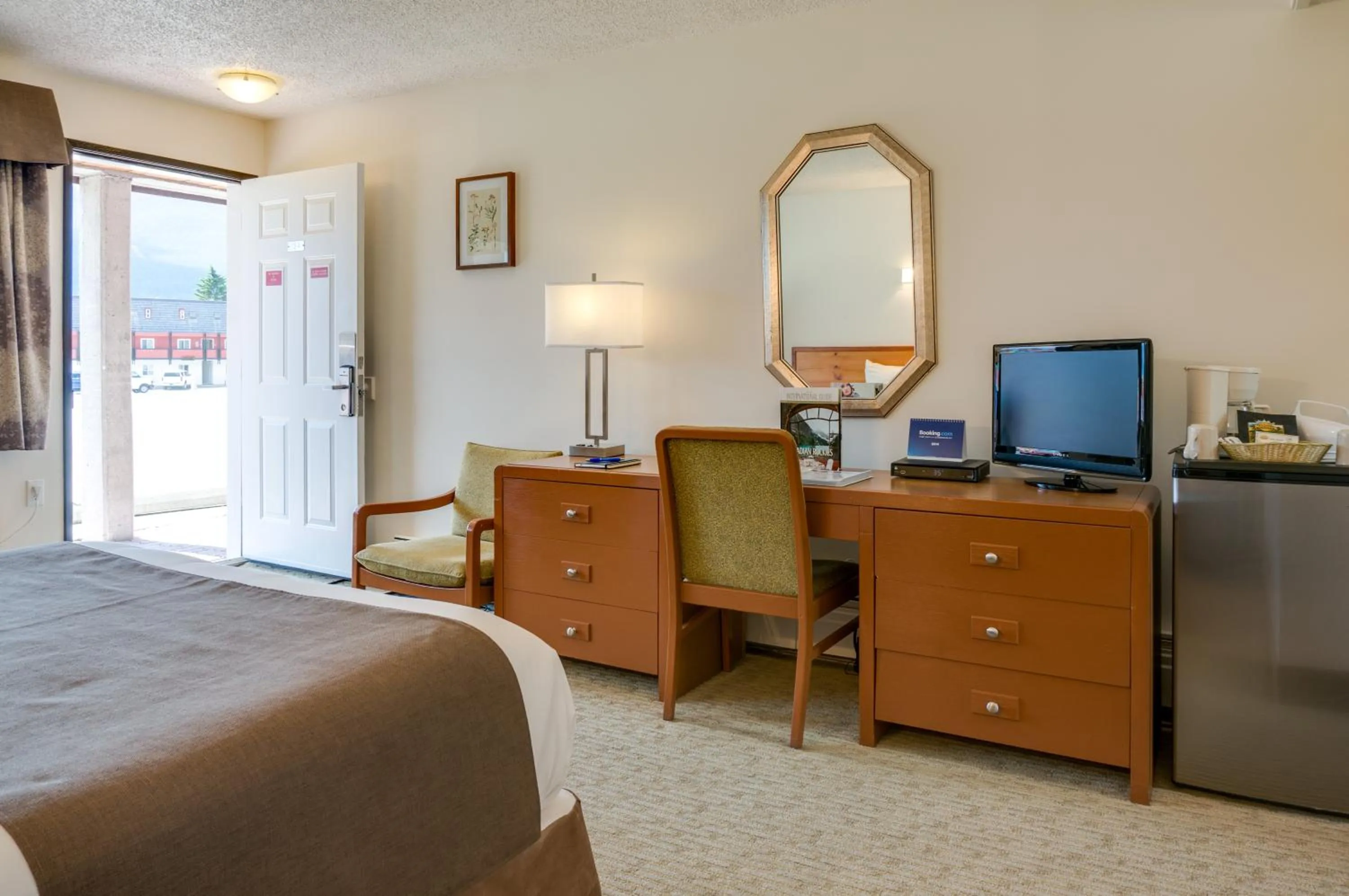 TV and multimedia, Bed in Rocky Mountain Ski Lodge