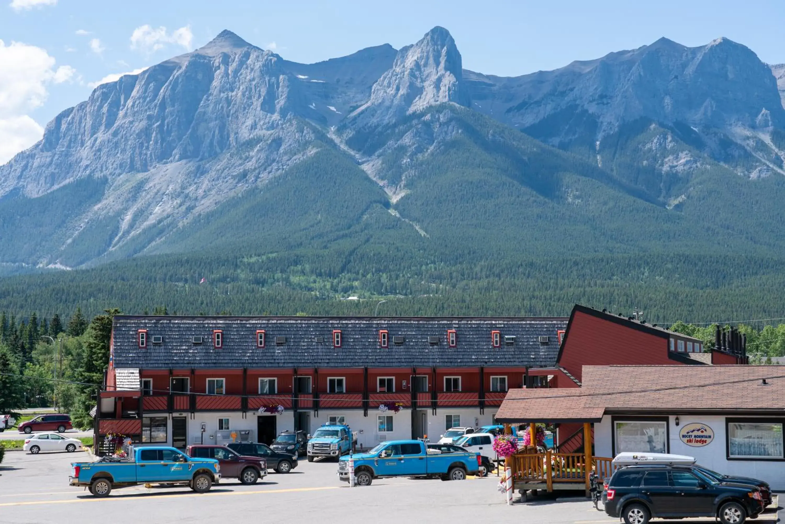 Mountain view in Rocky Mountain Ski Lodge Mountain view in Rocky Mountain Ski Lodge