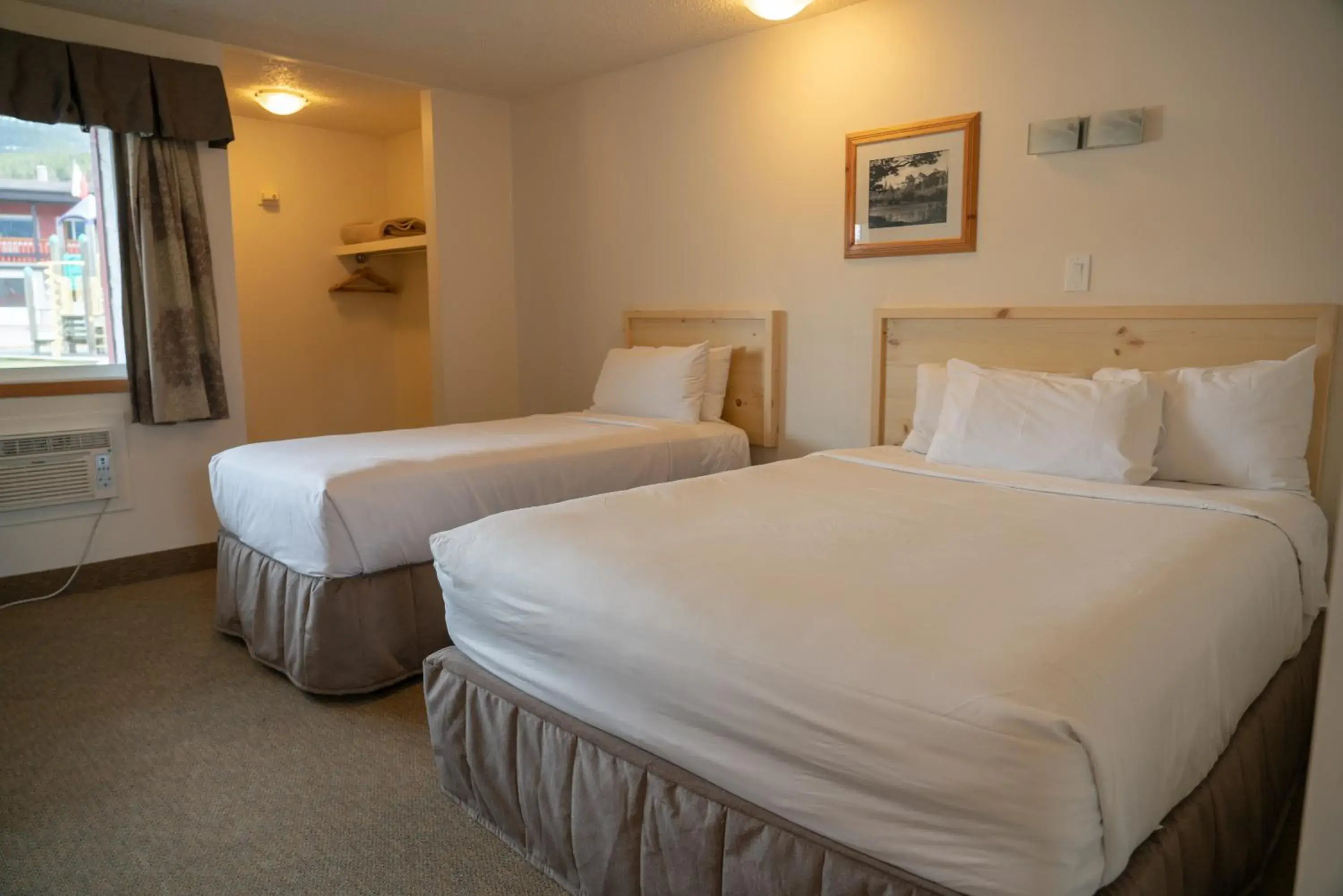 Standard Queen, Twin Room in Rocky Mountain Ski Lodge Standard Queen, Twin Room in Rocky Mountain Ski Lodge