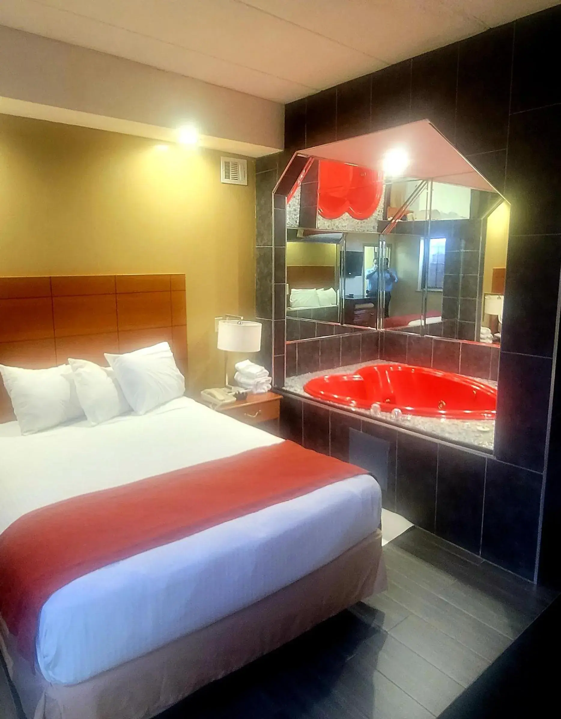 Hot Tub, Bed in Jets Motor Inn Hot Tub, Bed in Jets Motor Inn