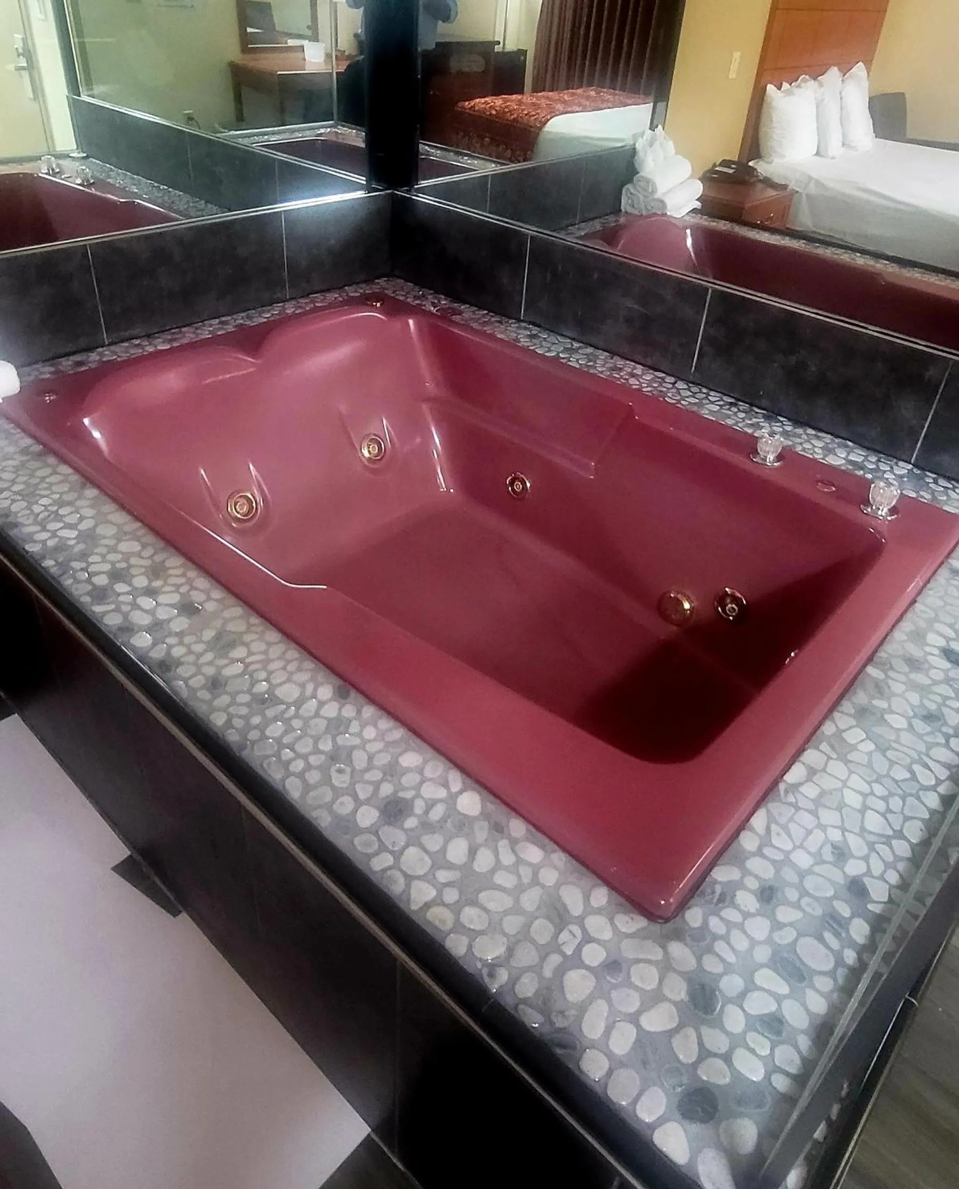 Hot Tub in Jets Motor Inn