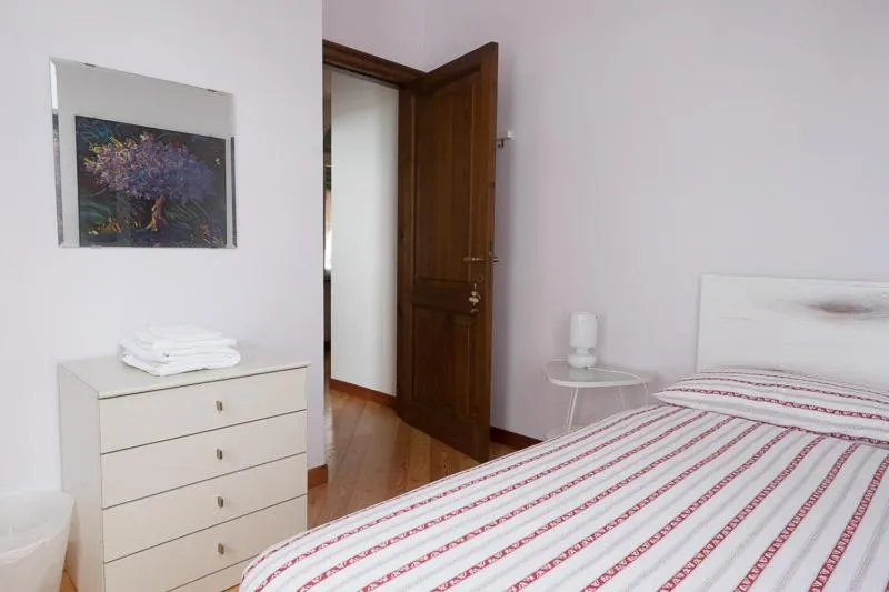 Photo of the whole room, Bed in D'AGO48