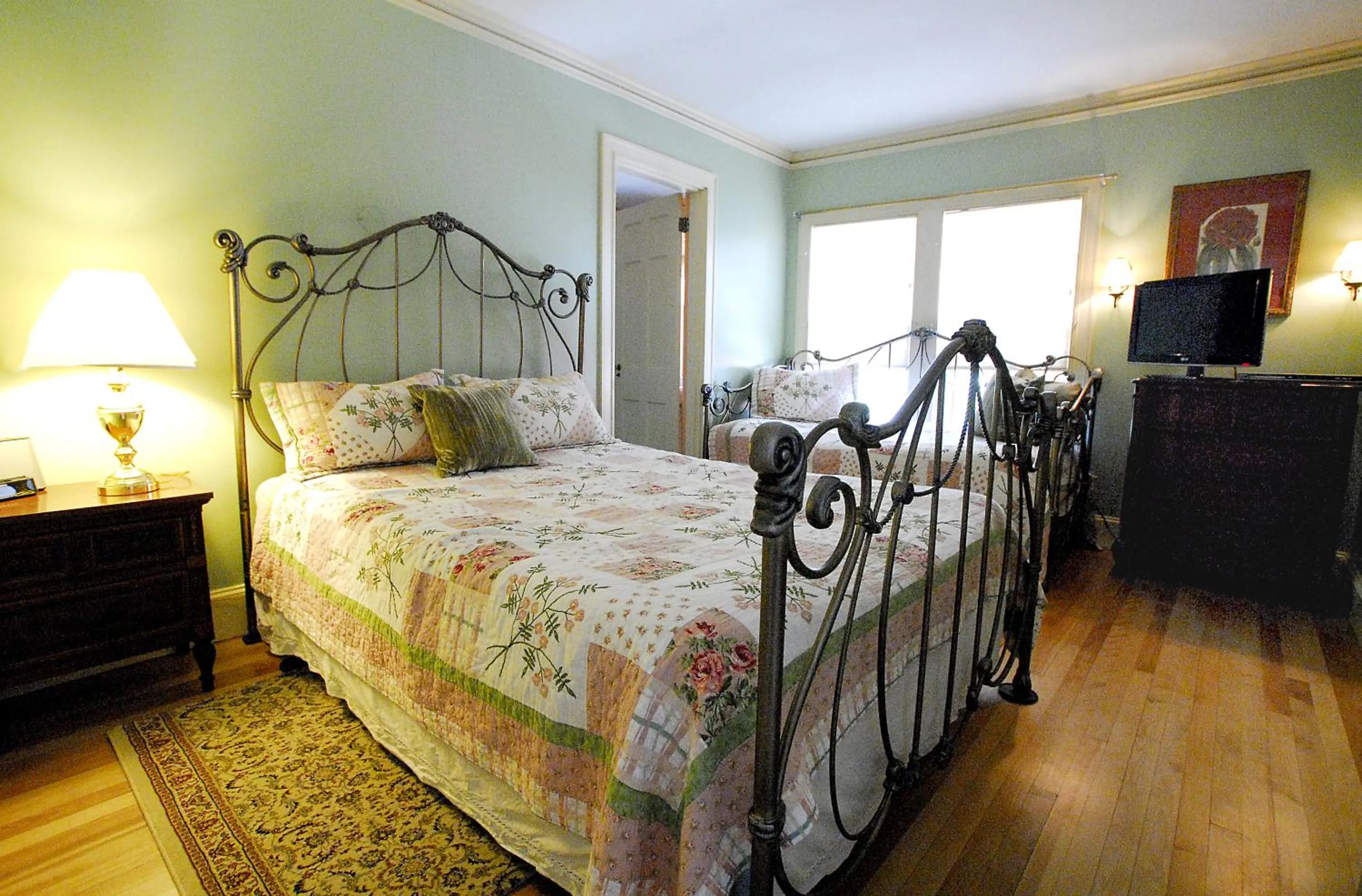 Bed in The Brewster Inn