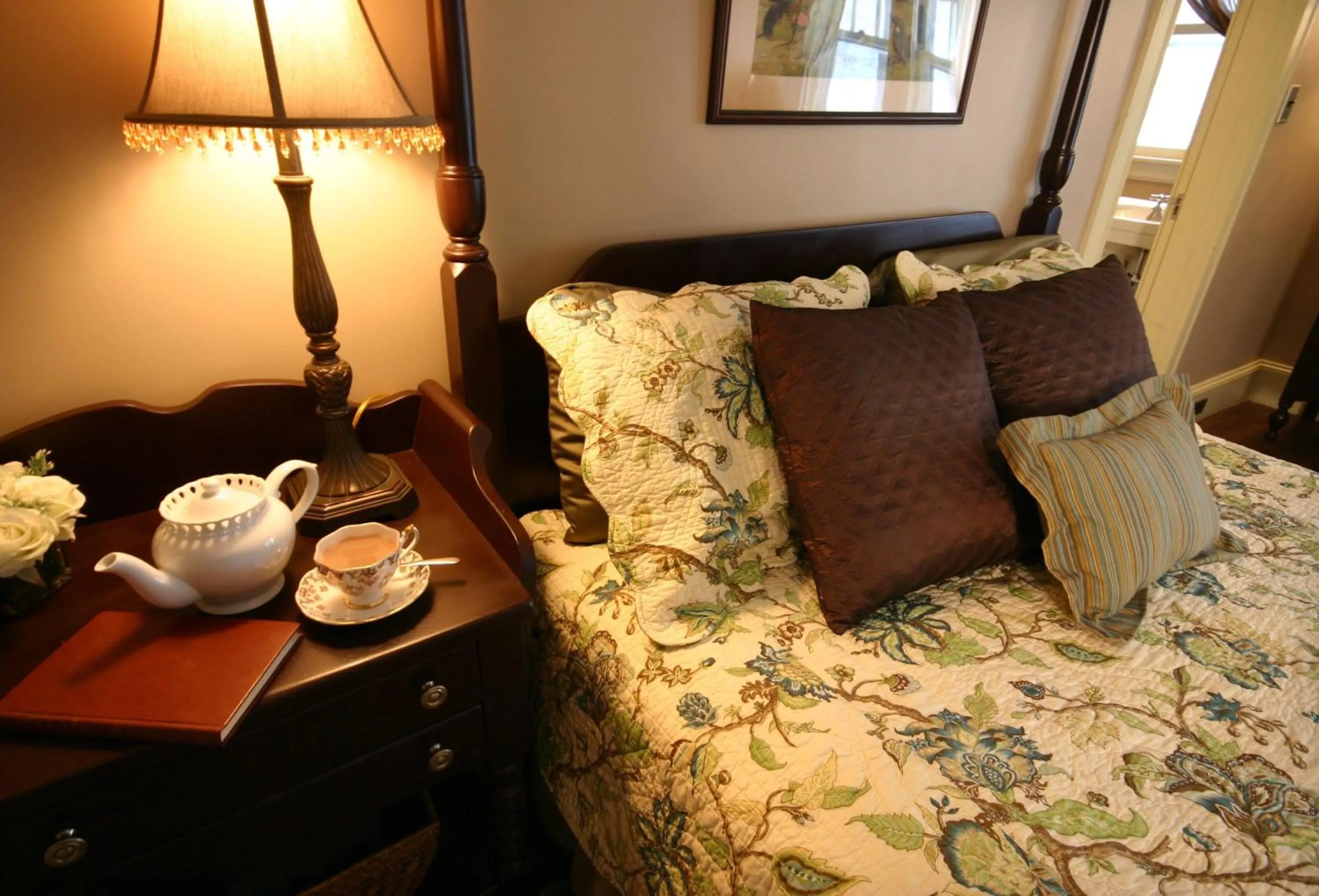 Bed in The Brewster Inn