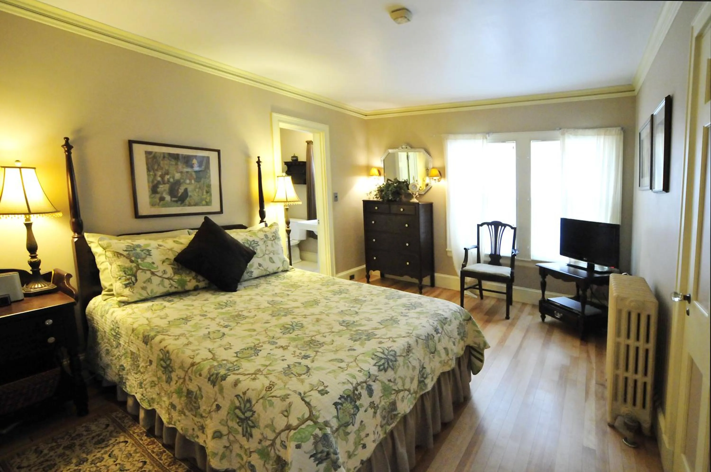 Toilet, Bed in The Brewster Inn