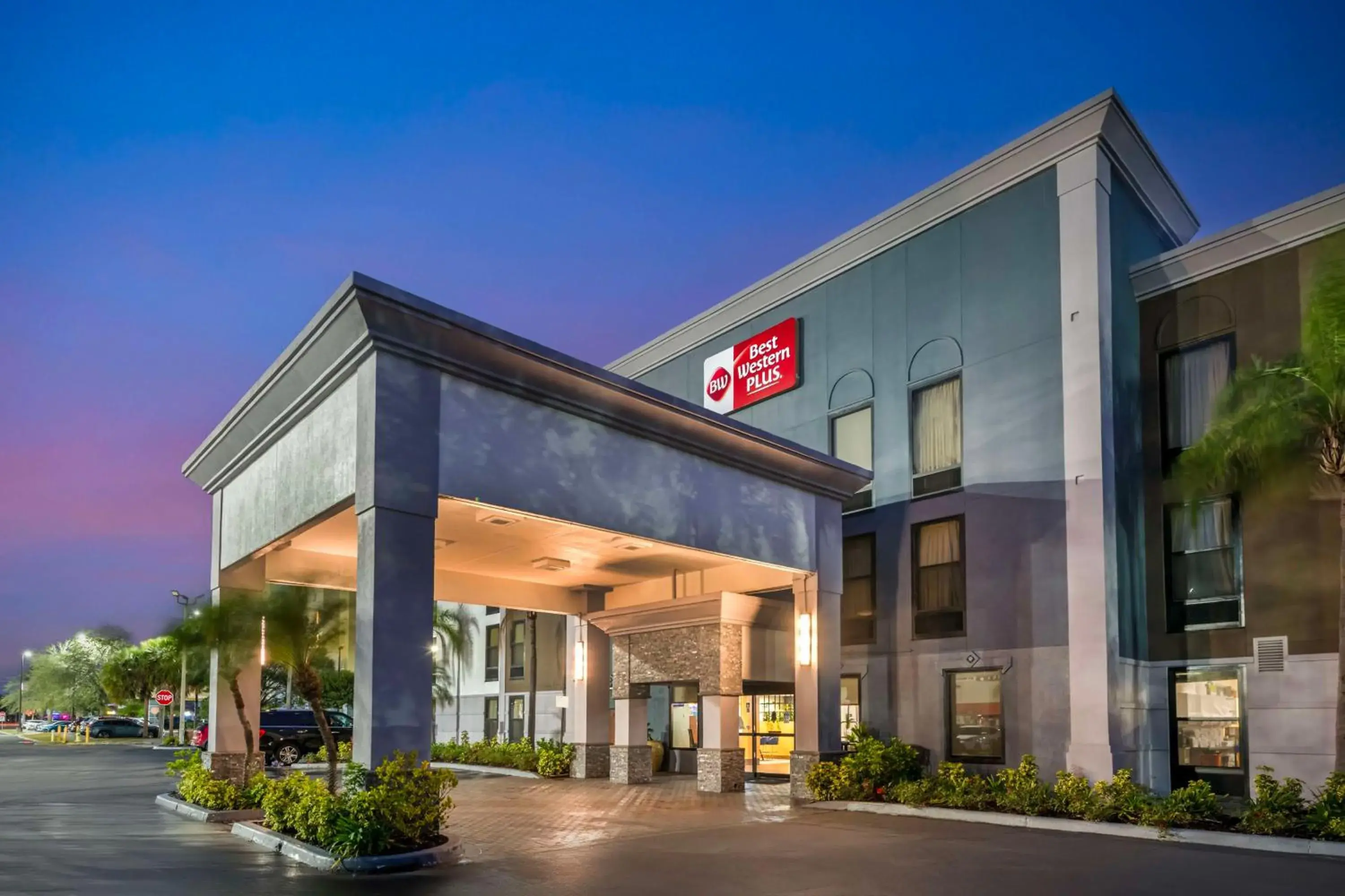 Property building in Best Western Plus Universal Inn - Free Shuttle to Universal Studios! Property building in Best Western Plus Universal Inn - Free Shuttle to Universal Studios!