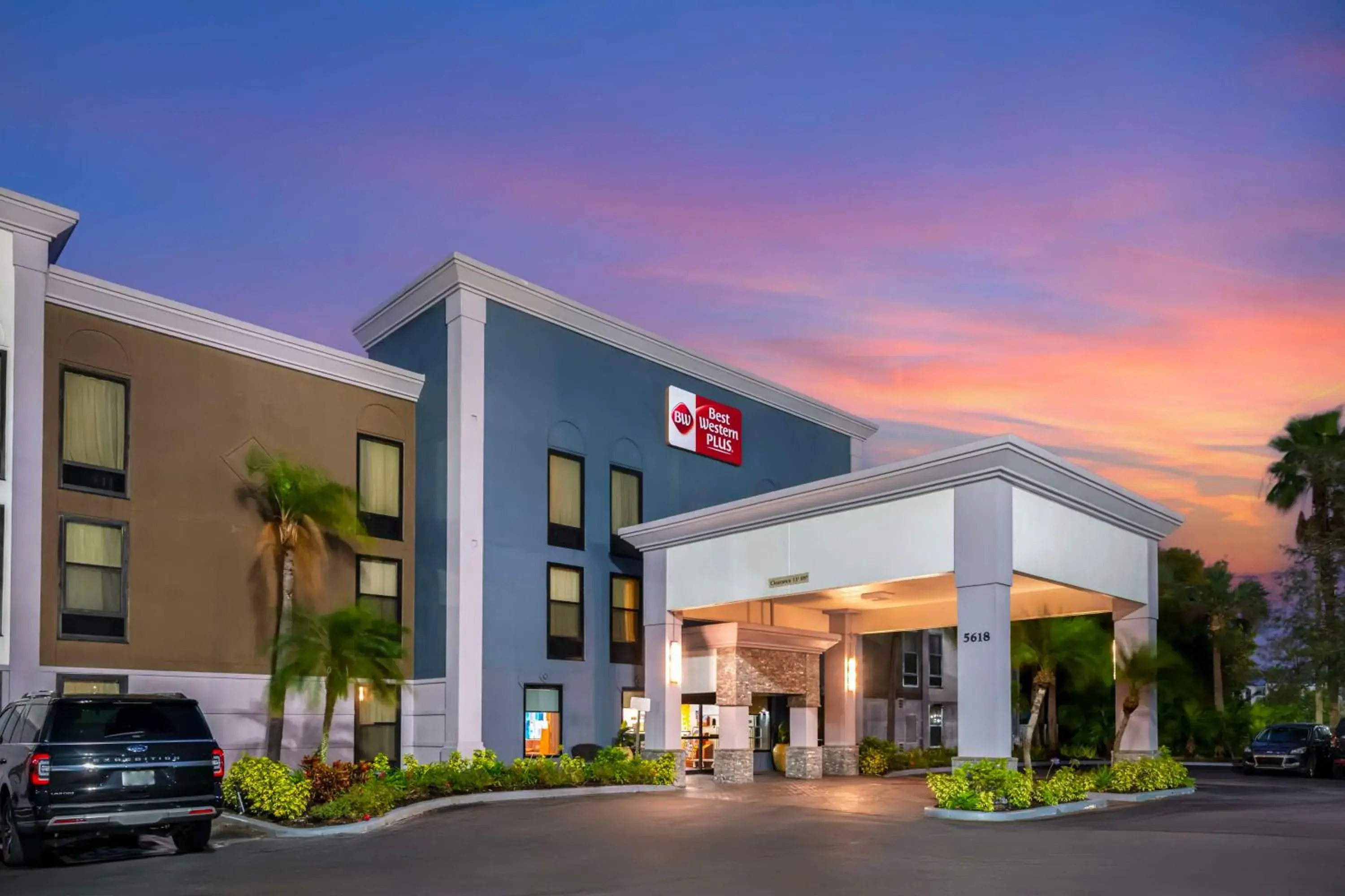 Property building in Best Western Plus Universal Inn - Free Shuttle to Universal Studios! Property building in Best Western Plus Universal Inn - Free Shuttle to Universal Studios!