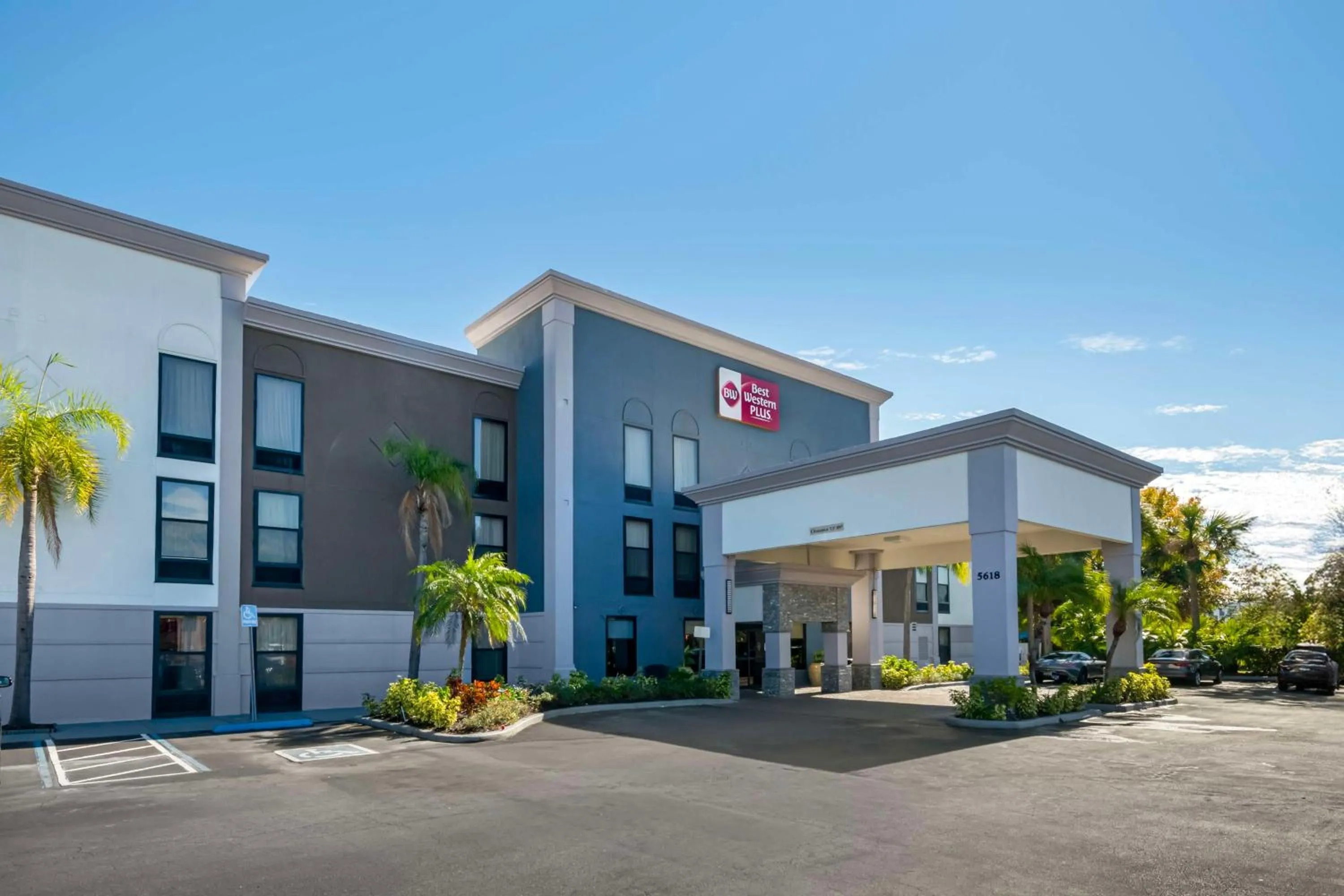 Property building in Best Western Plus Universal Inn - Free Shuttle to Universal Studios!