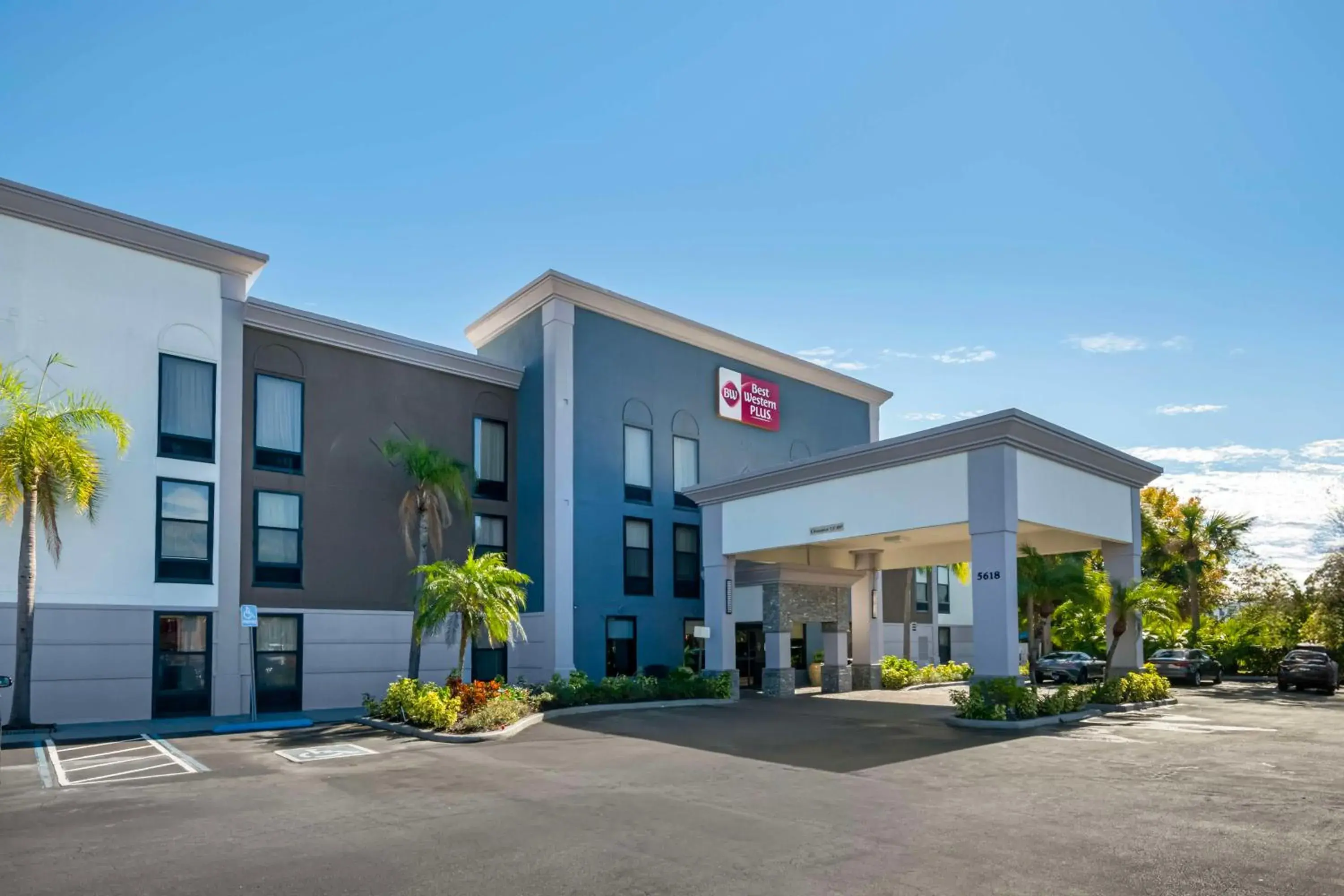Property building in Best Western Plus Universal Inn - Free Shuttle to Universal Studios! Property building in Best Western Plus Universal Inn - Free Shuttle to Universal Studios!