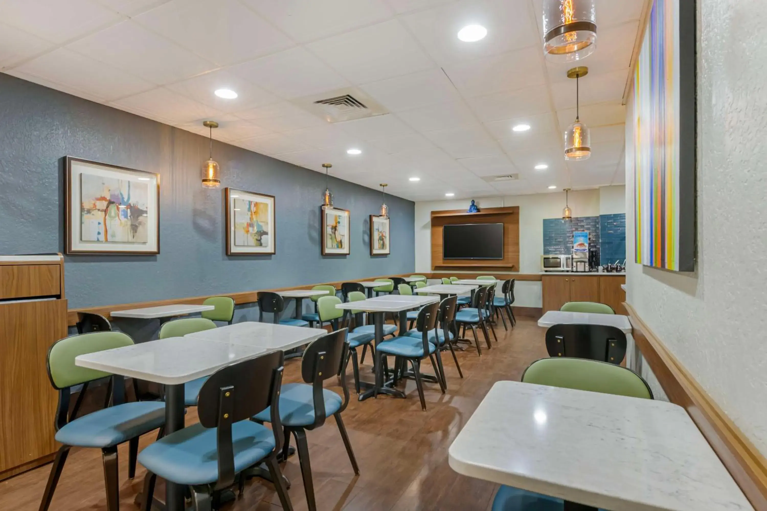 Breakfast in Best Western Plus Universal Inn - Free Shuttle to Universal Studios! Breakfast in Best Western Plus Universal Inn - Free Shuttle to Universal Studios!