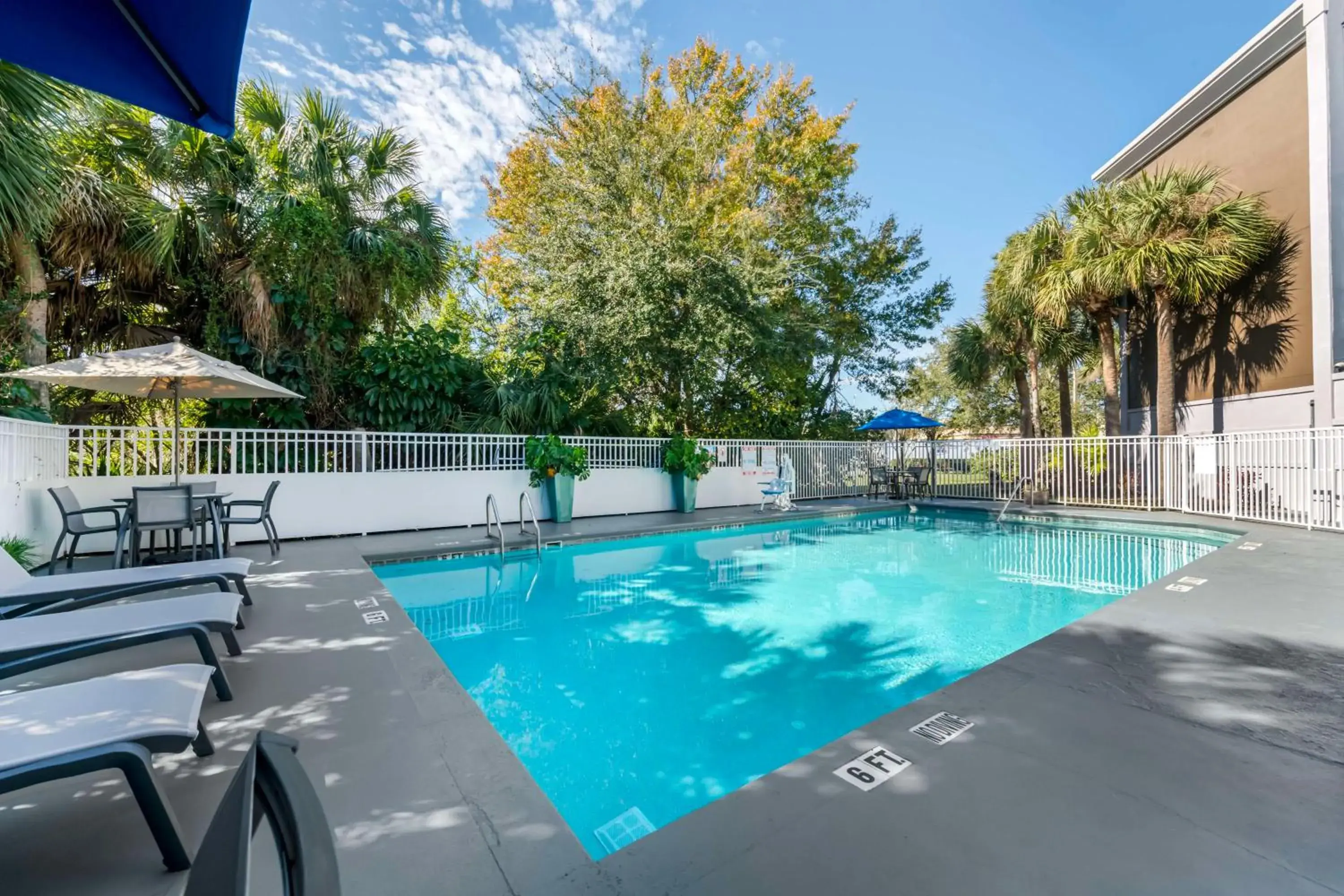 Pool view in Best Western Plus Universal Inn - Free Shuttle to Universal Studios! Pool view in Best Western Plus Universal Inn - Free Shuttle to Universal Studios!