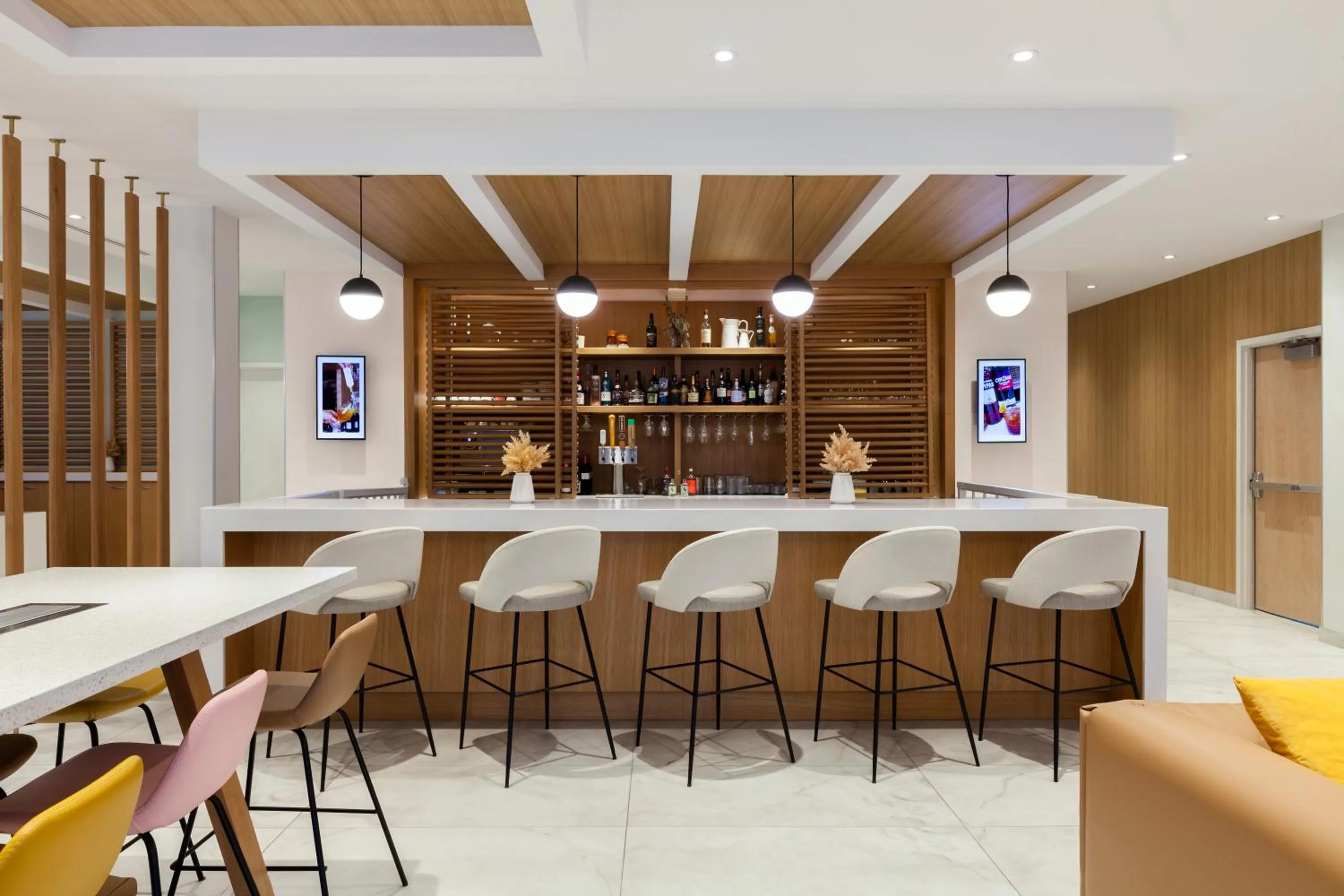 Lounge or bar in Strata Hotel