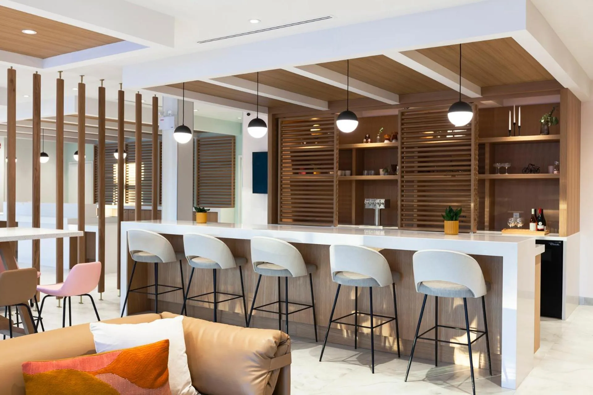 Lounge or bar in Strata Hotel