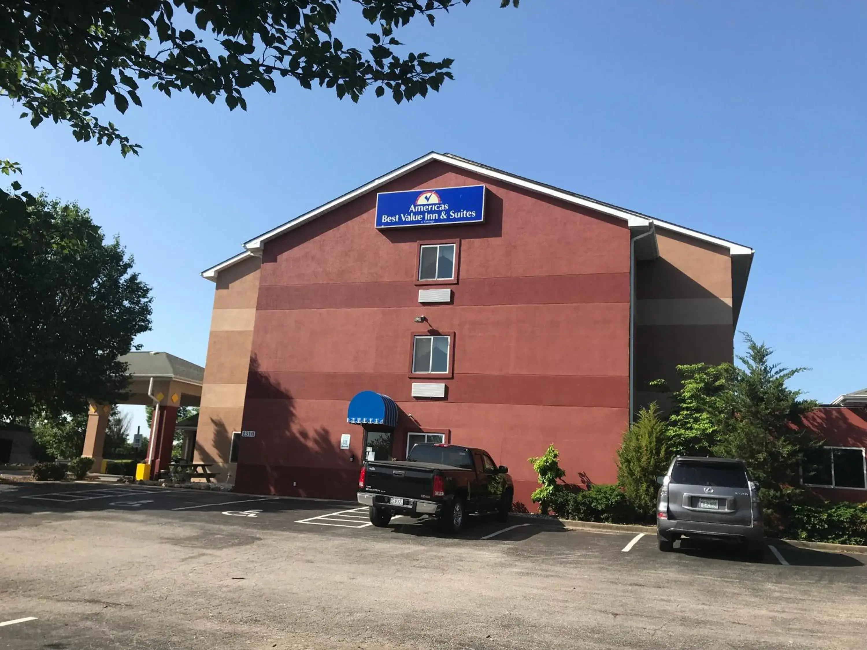 Property building in Americas Best Value Inn and Suites Saint Charles Property building in Americas Best Value Inn and Suites Saint Charles