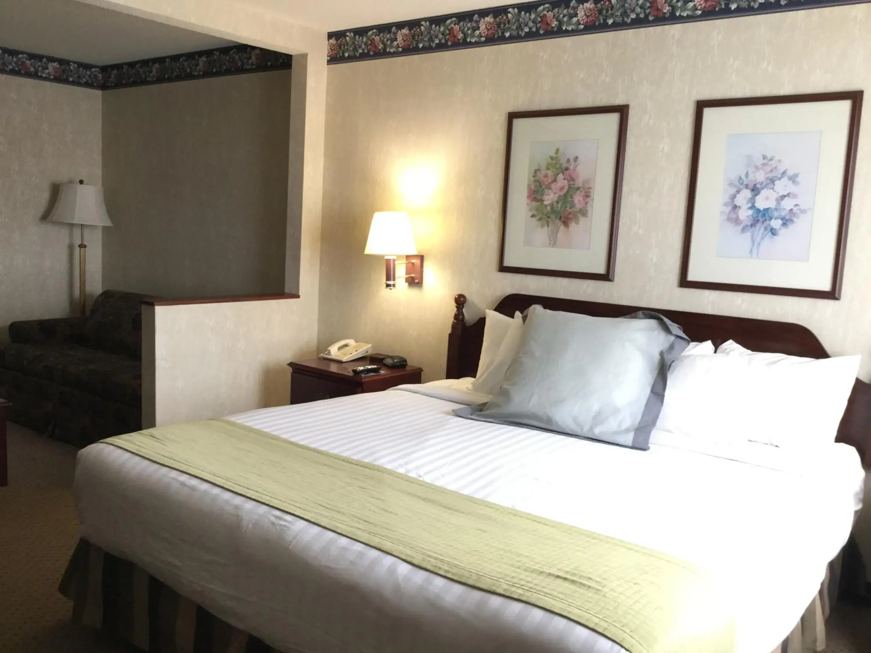 Bed in Americas Best Value Inn and Suites Saint Charles Bed in Americas Best Value Inn and Suites Saint Charles