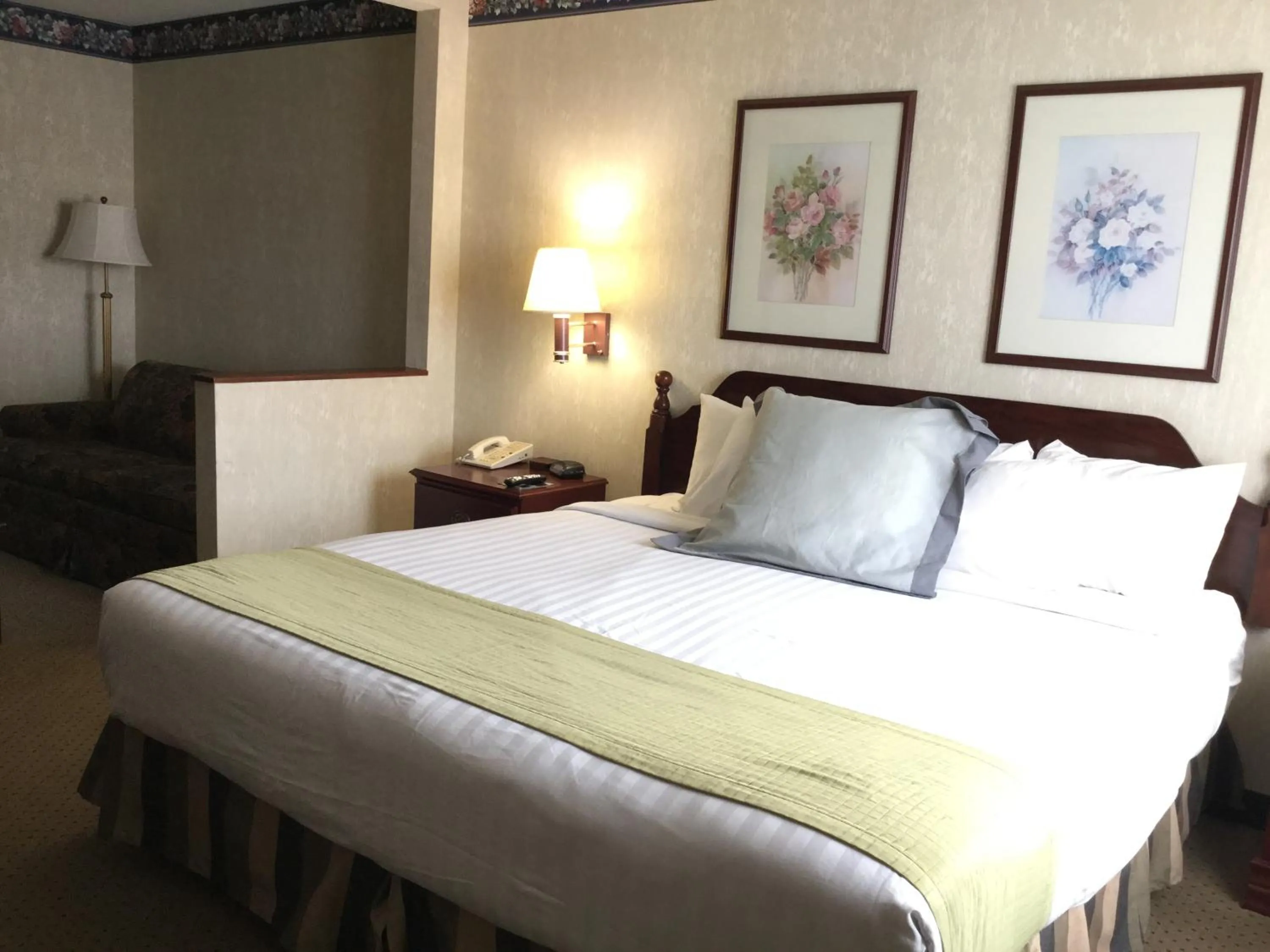 Bed in Americas Best Value Inn and Suites Saint Charles