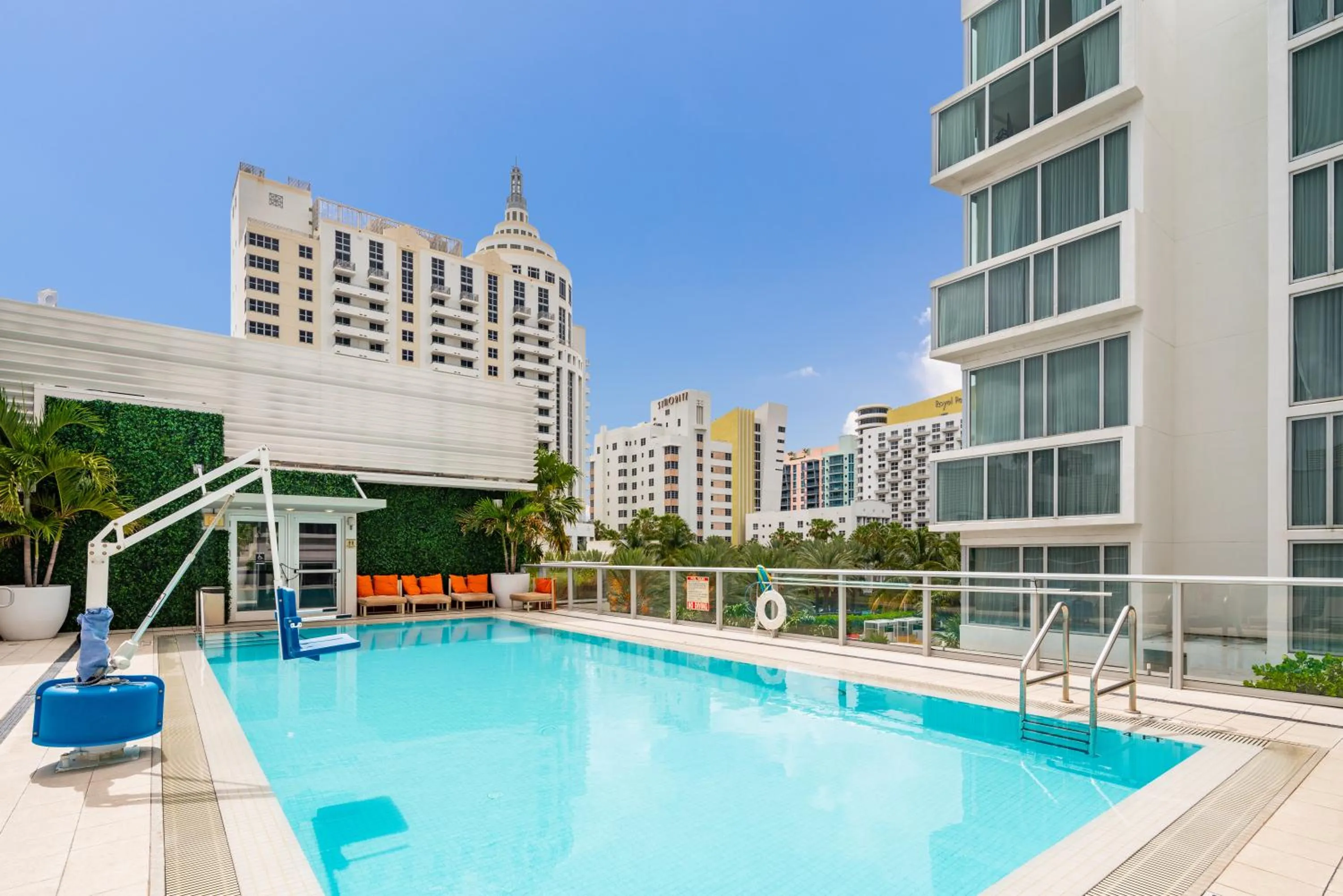 Swimming pool in Iberostar Waves Berkeley Shore