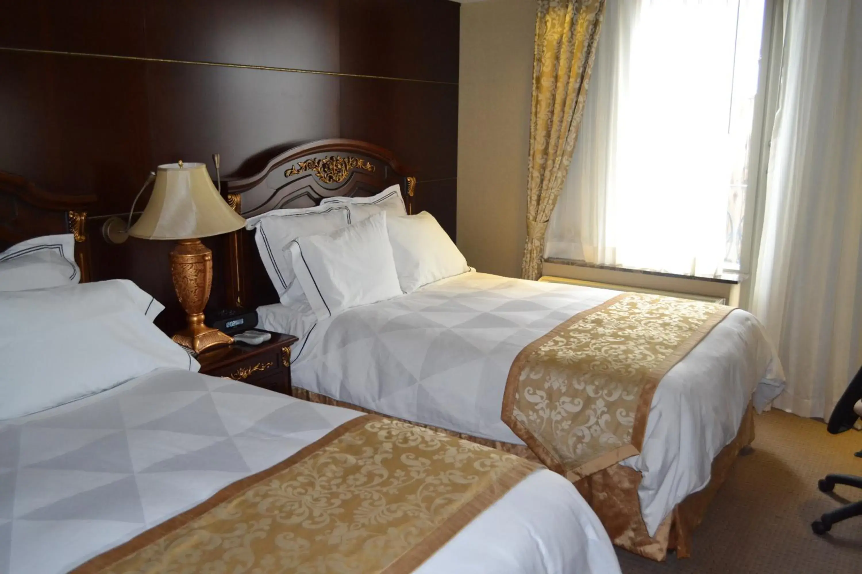 Bed in Radisson Hotel Toronto Airport West Bed in Radisson Hotel Toronto Airport West