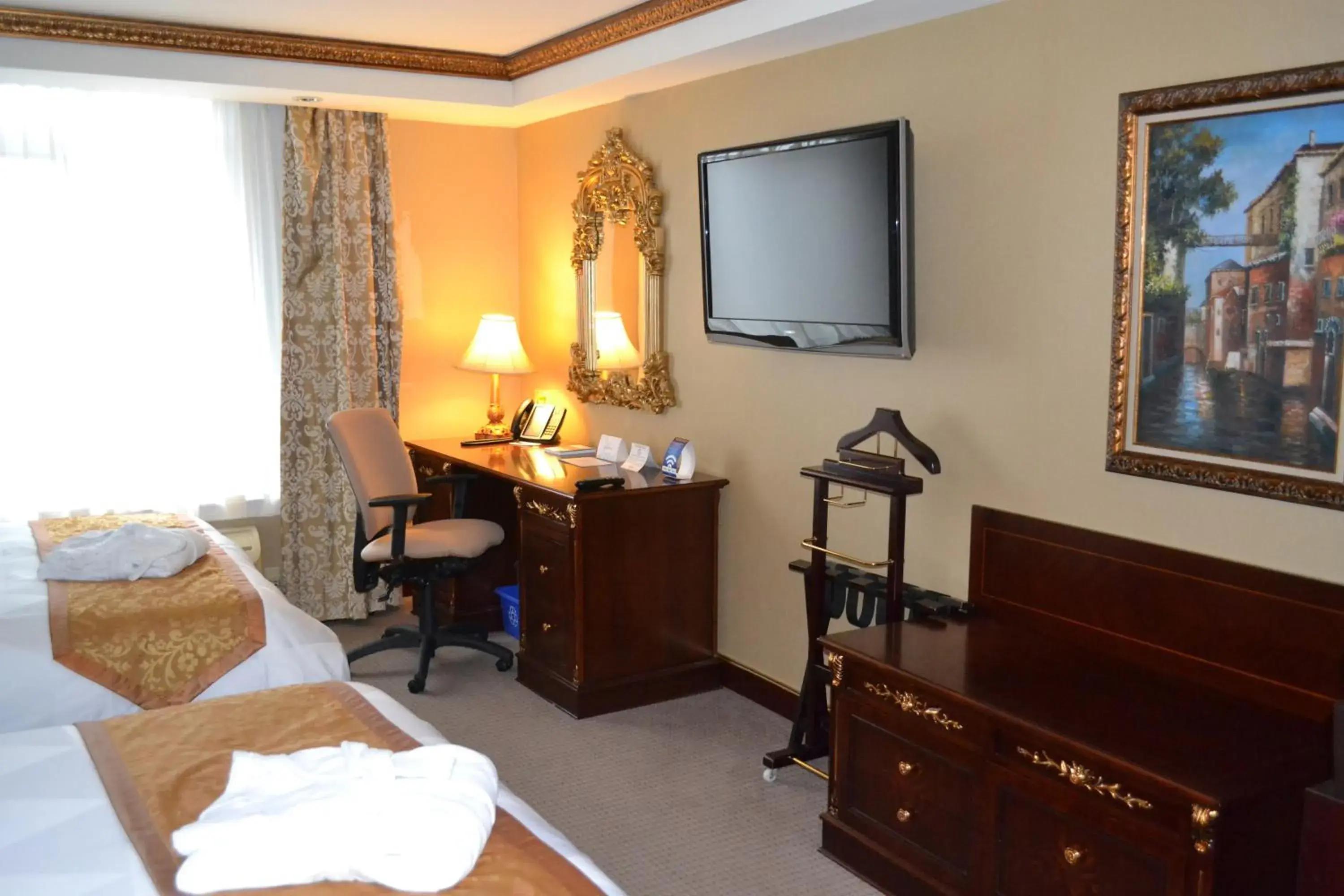 TV and multimedia, Bed in Radisson Hotel Toronto Airport West TV and multimedia, Bed in Radisson Hotel Toronto Airport West