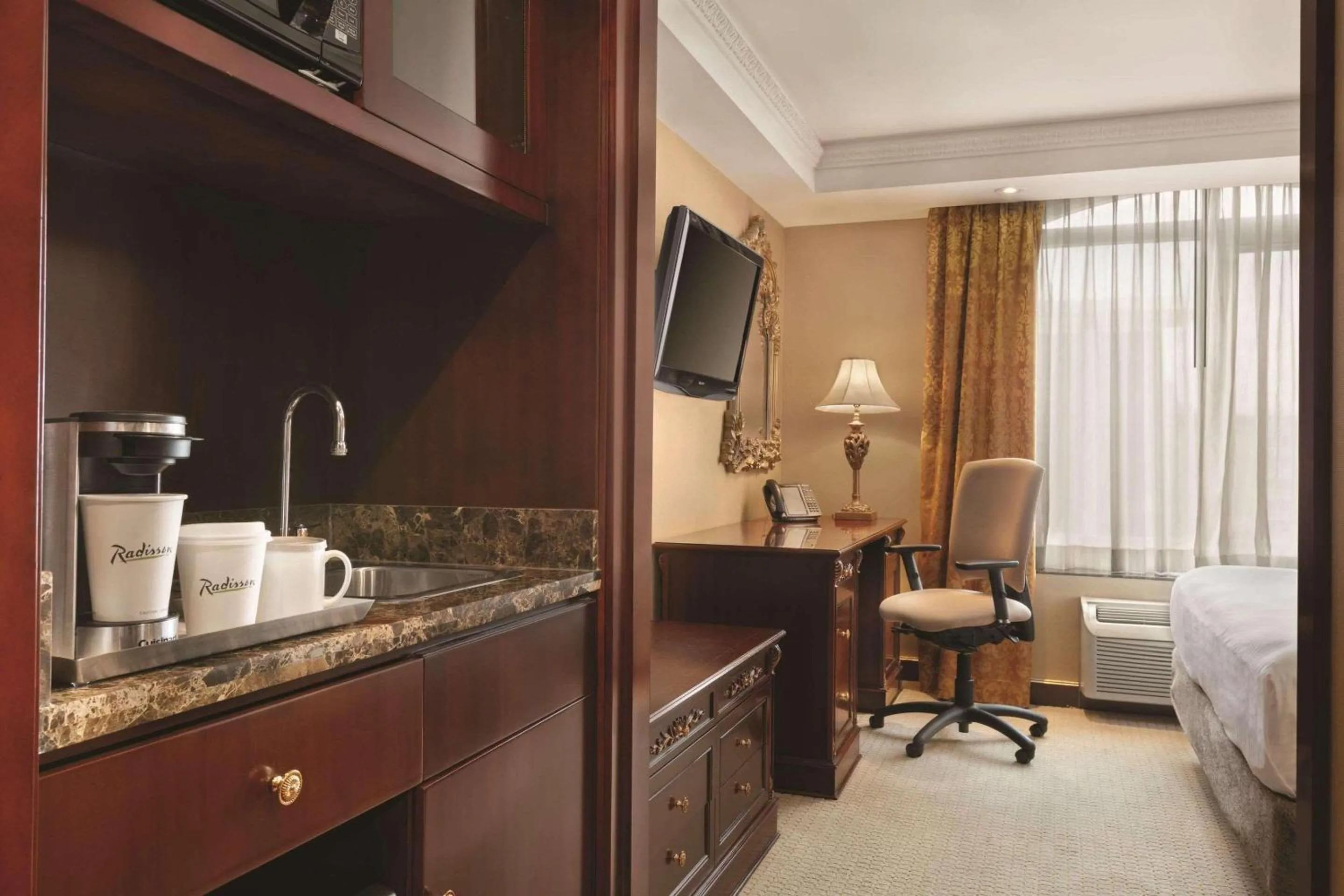 Bedroom, Bed in Radisson Hotel Toronto Airport West