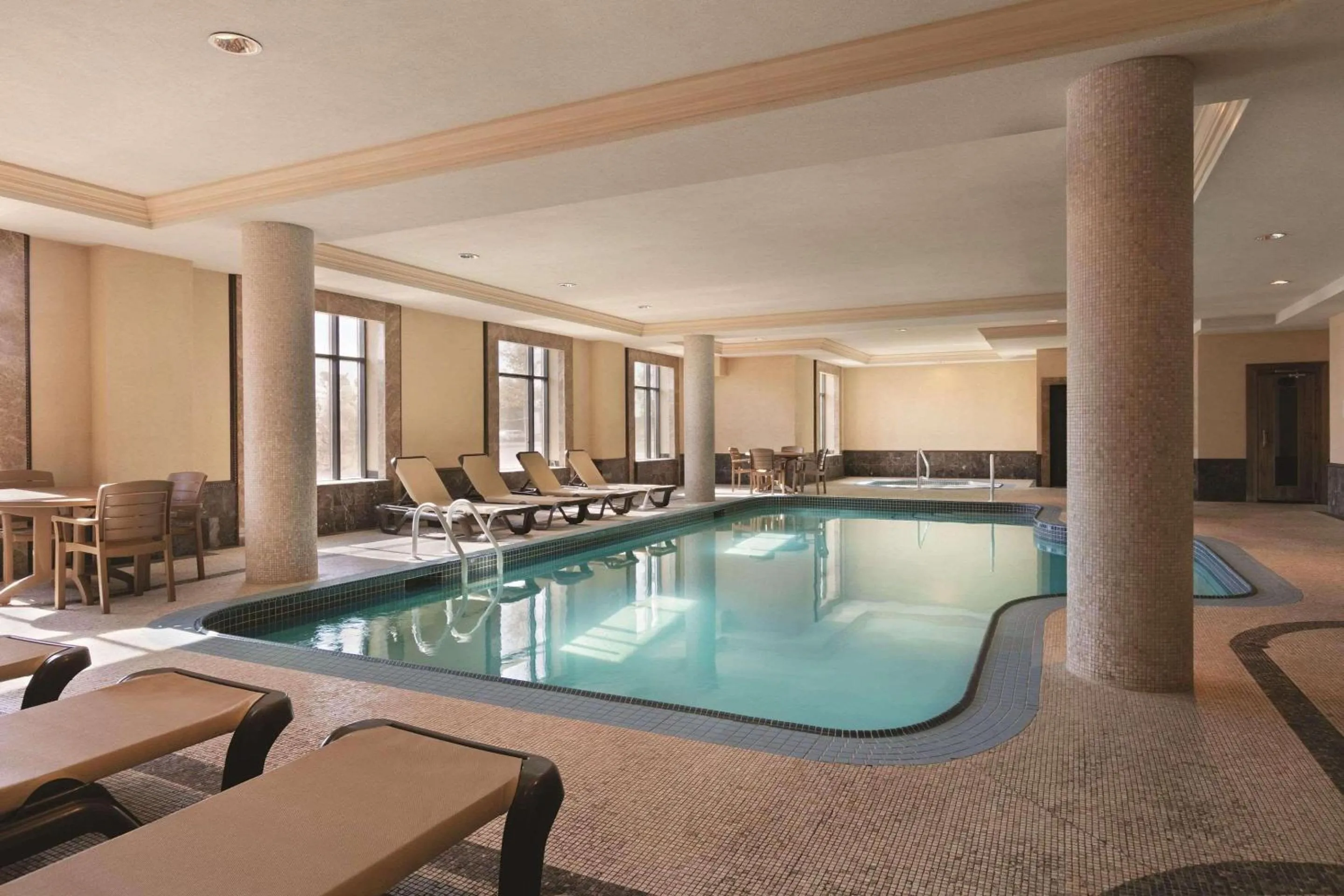 Swimming pool in Radisson Hotel Toronto Airport West